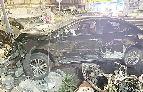 桃園中壢凌晨車禍，連撞3牆2車1機車。（翻攝畫面）