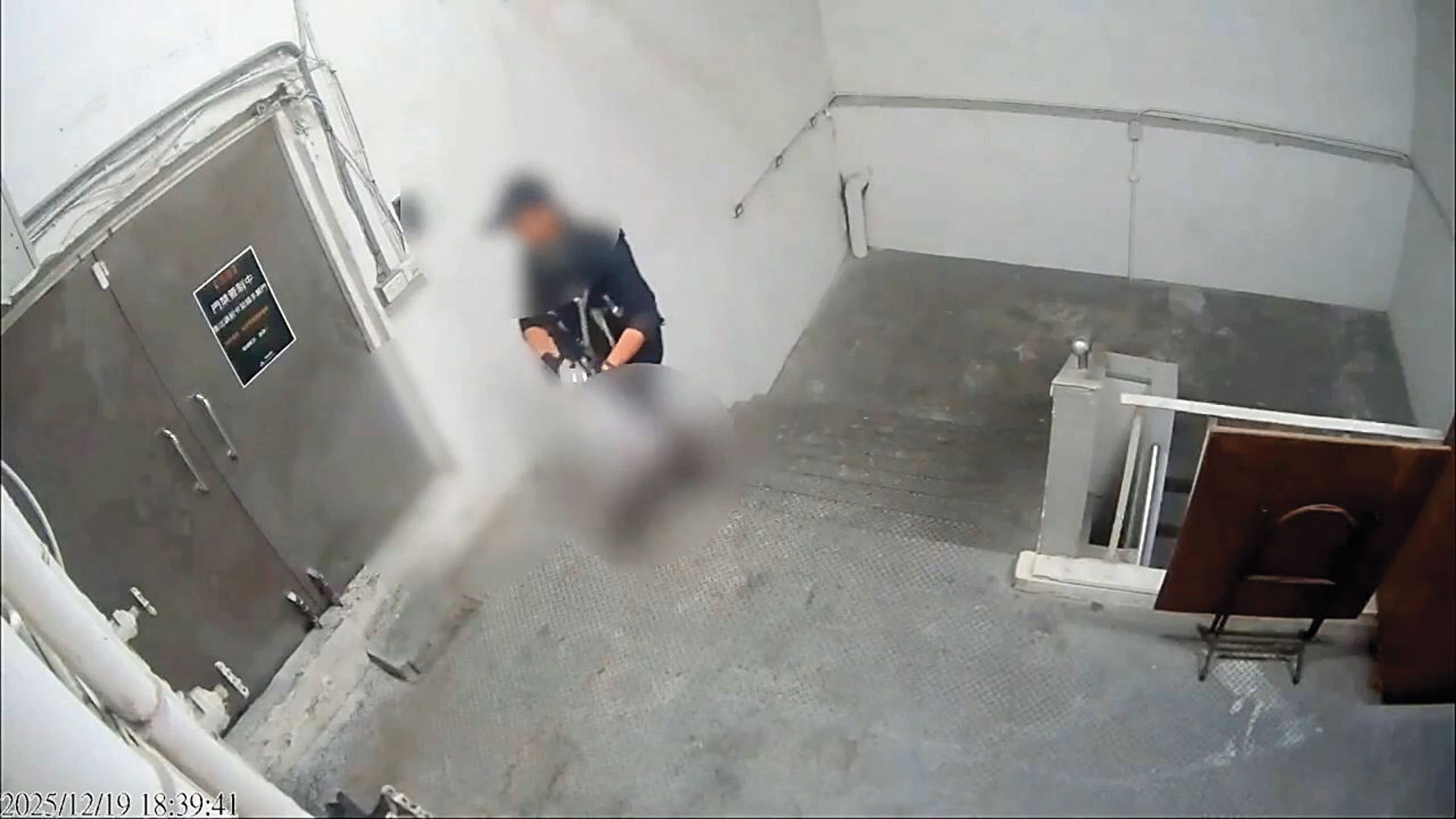 張文犯案後，走上誠品南西店頂樓，不久後墜樓身亡。（北市警局提供）