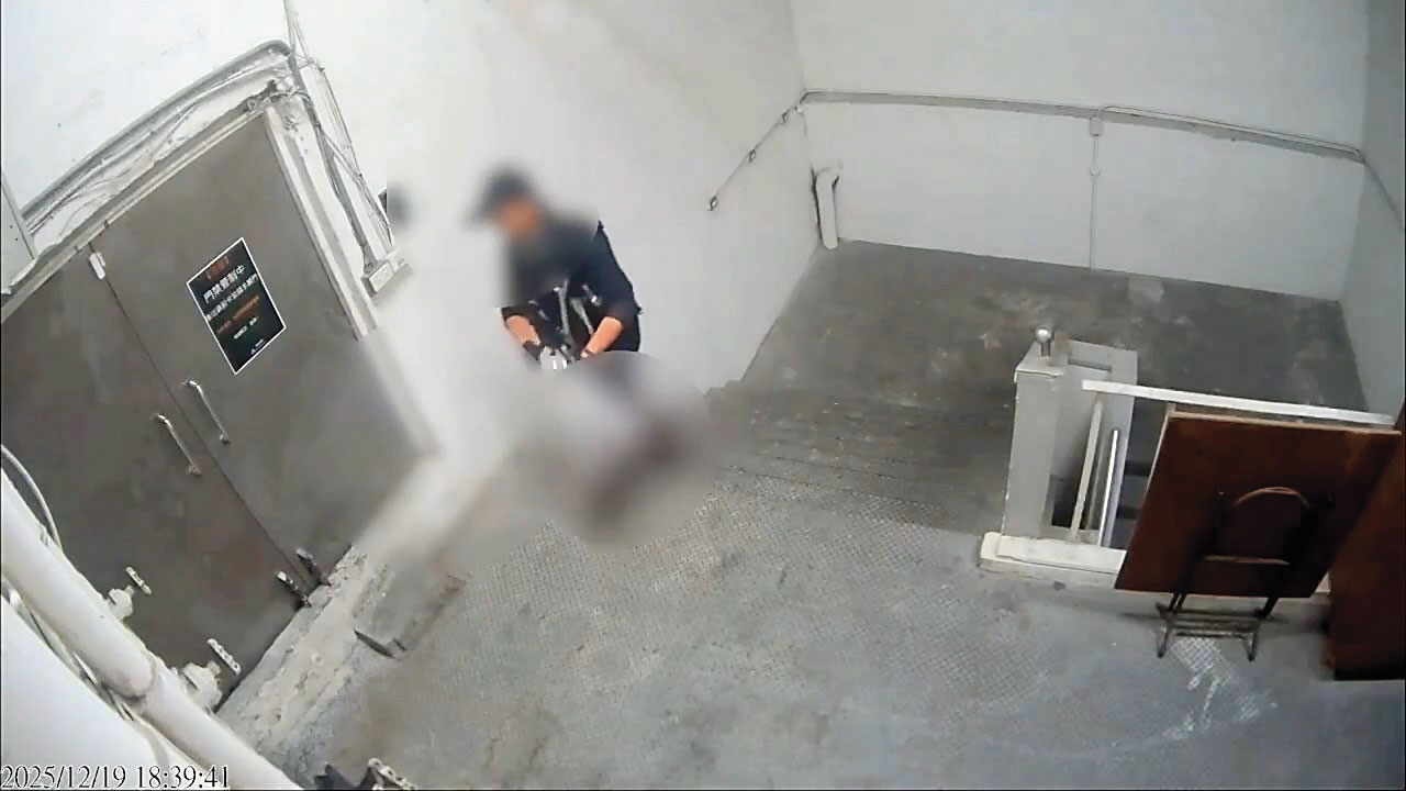 張文犯案後，走上誠品南西店頂樓，不久後墜樓身亡。（北市警局提供）