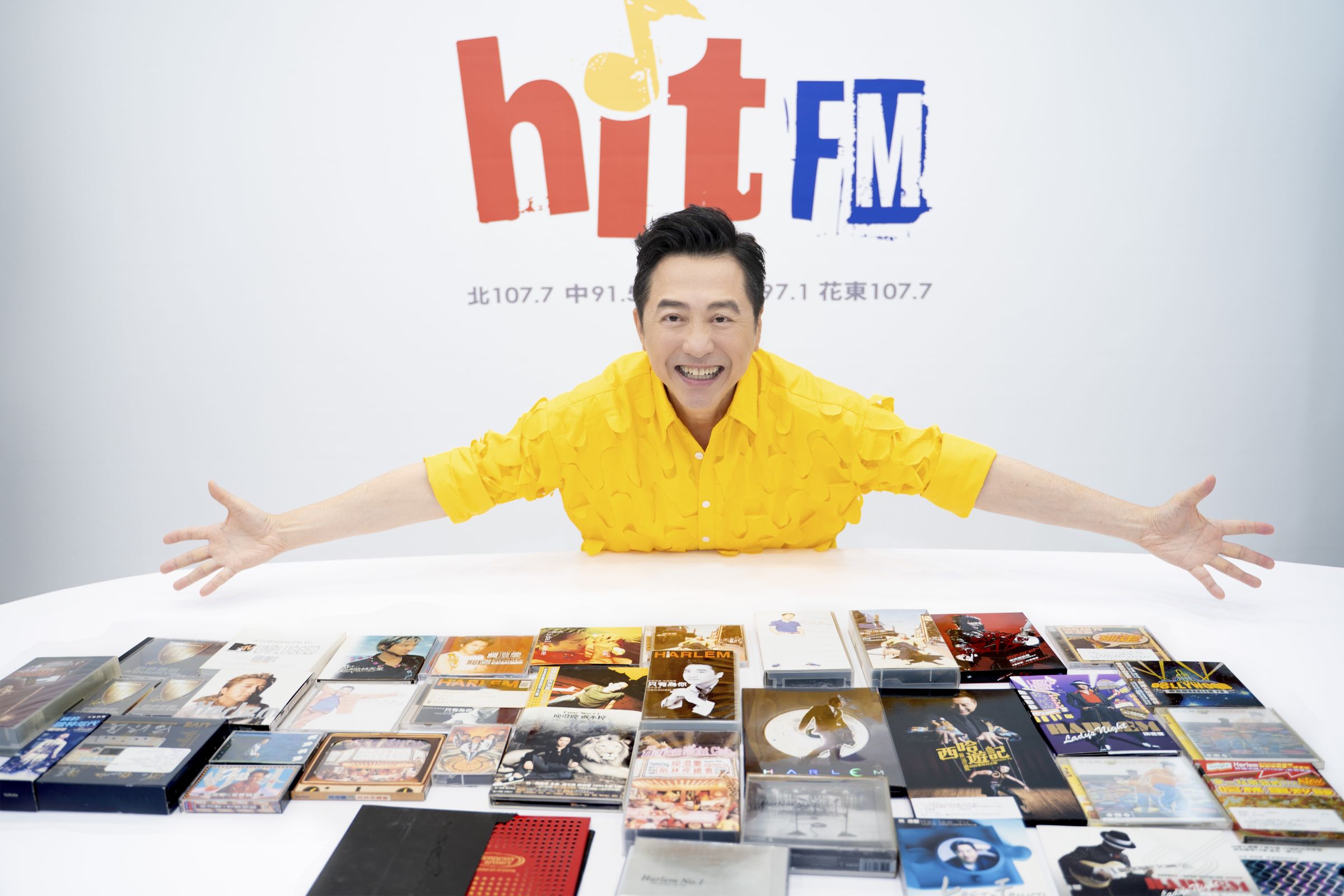 Dennis帶來哈林出道40年的相關音樂作品,讓哈林相當驚訝。(圖/Hit Fm聯播網提供)