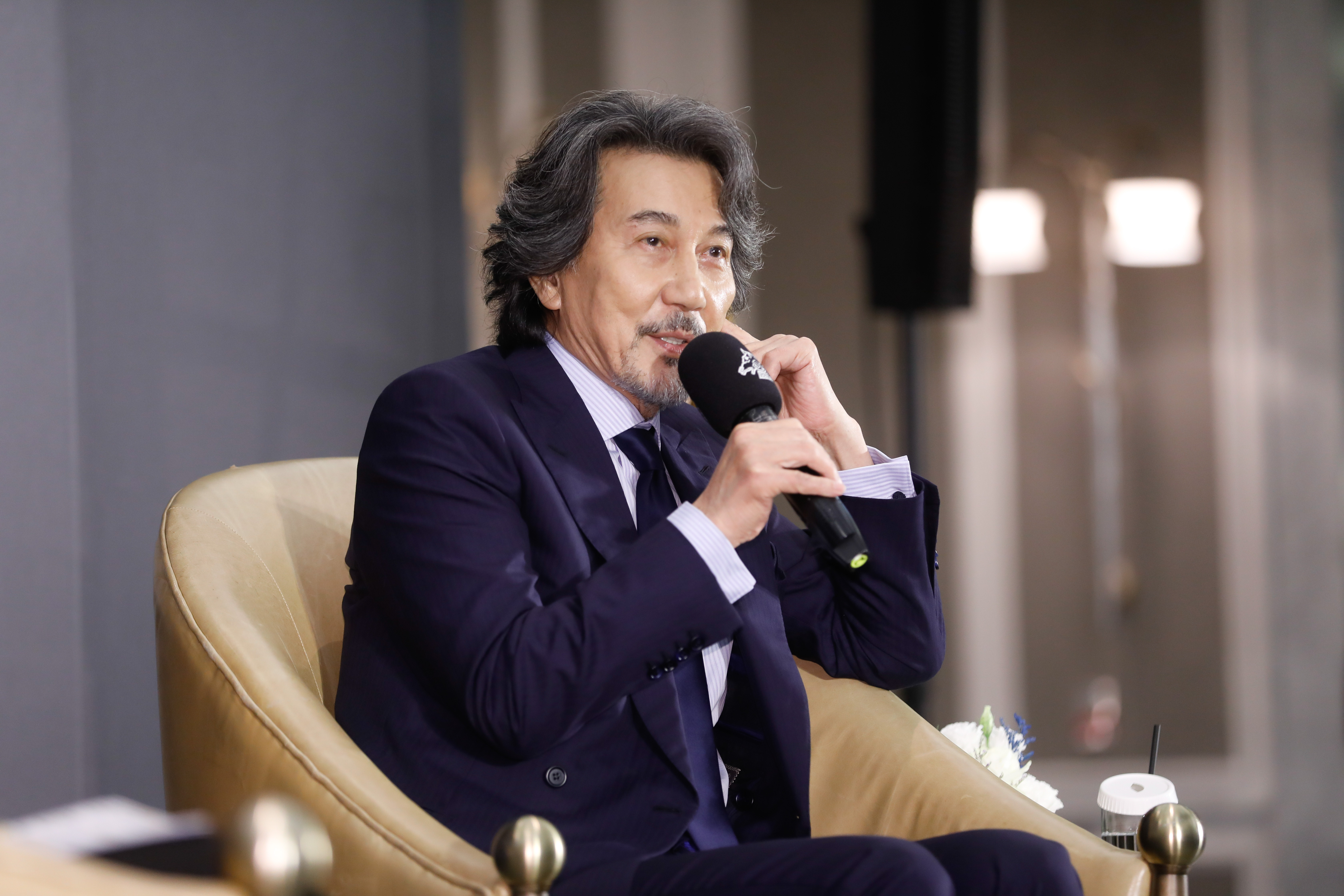 役所廣司受金馬之邀來台舉辦大師課，下午現身文華東方酒店與媒體見面。