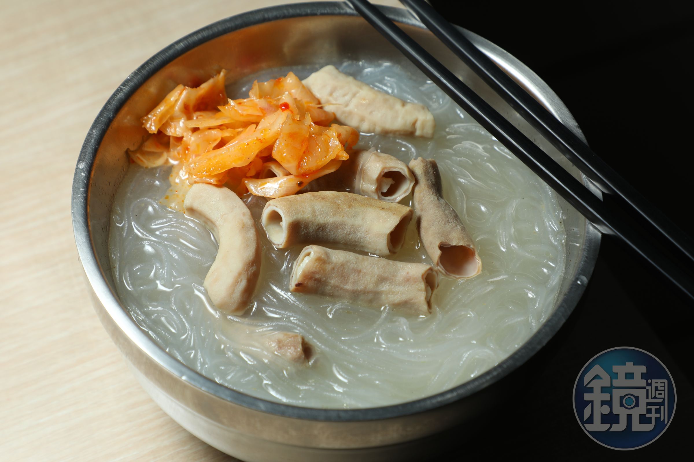 「三元豬腸冬粉」的豬腸冬粉是以中藥與米酒熬煮，味道近似四神湯。