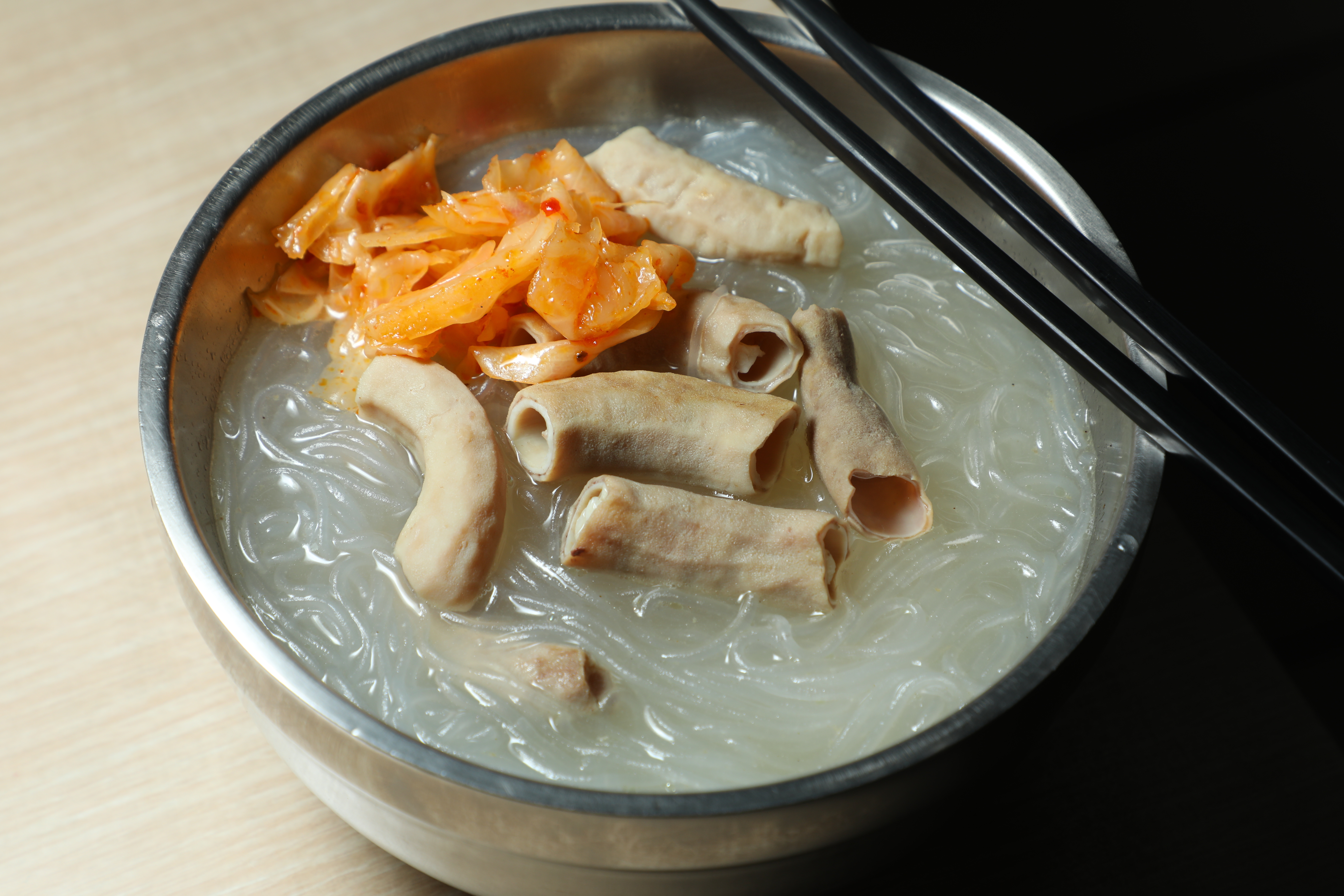 「三元豬腸冬粉」的豬腸冬粉是以中藥與米酒熬煮，味道近似四神湯。