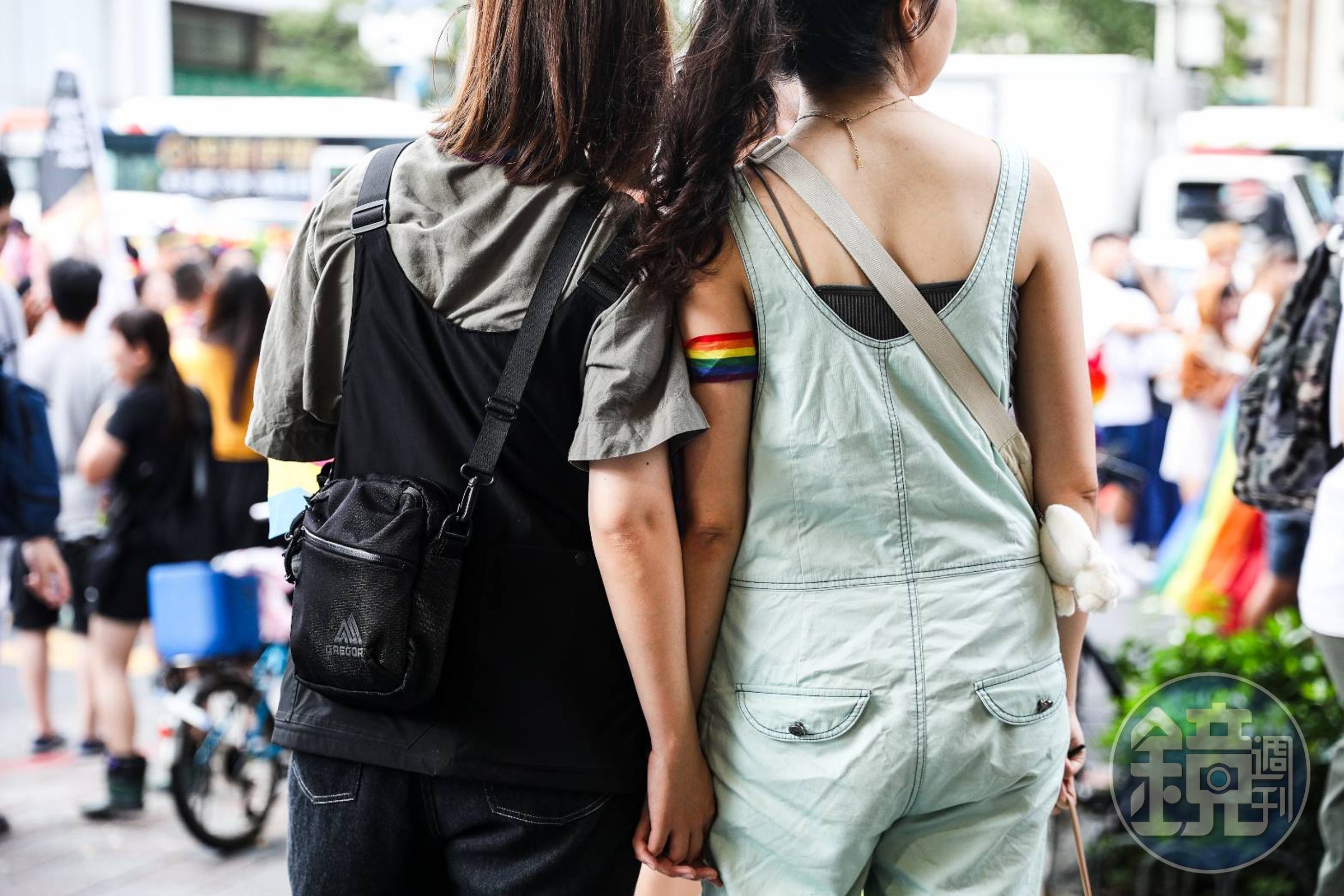 愛侶甜蜜牽手，大方示愛。