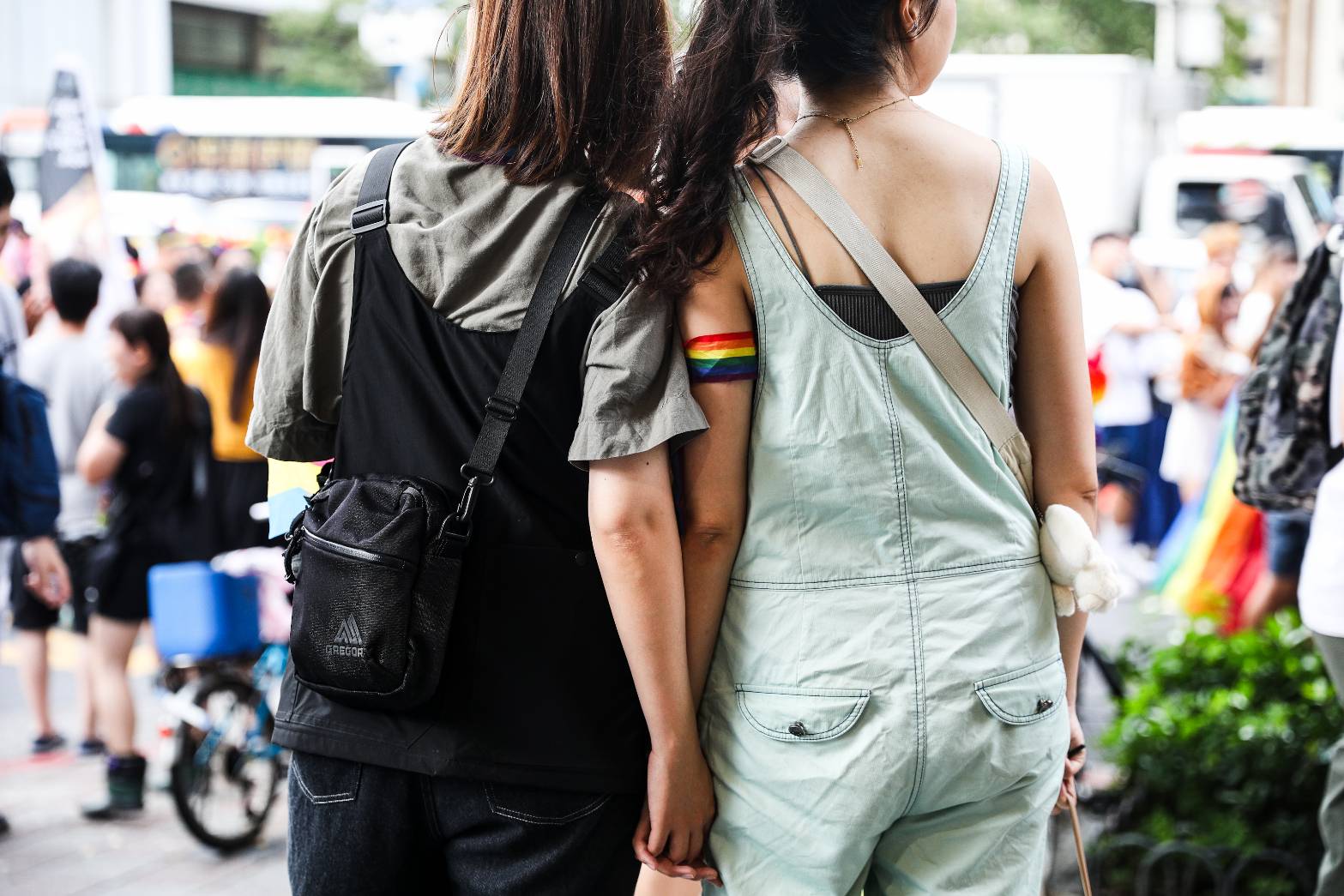 愛侶甜蜜牽手，大方示愛。