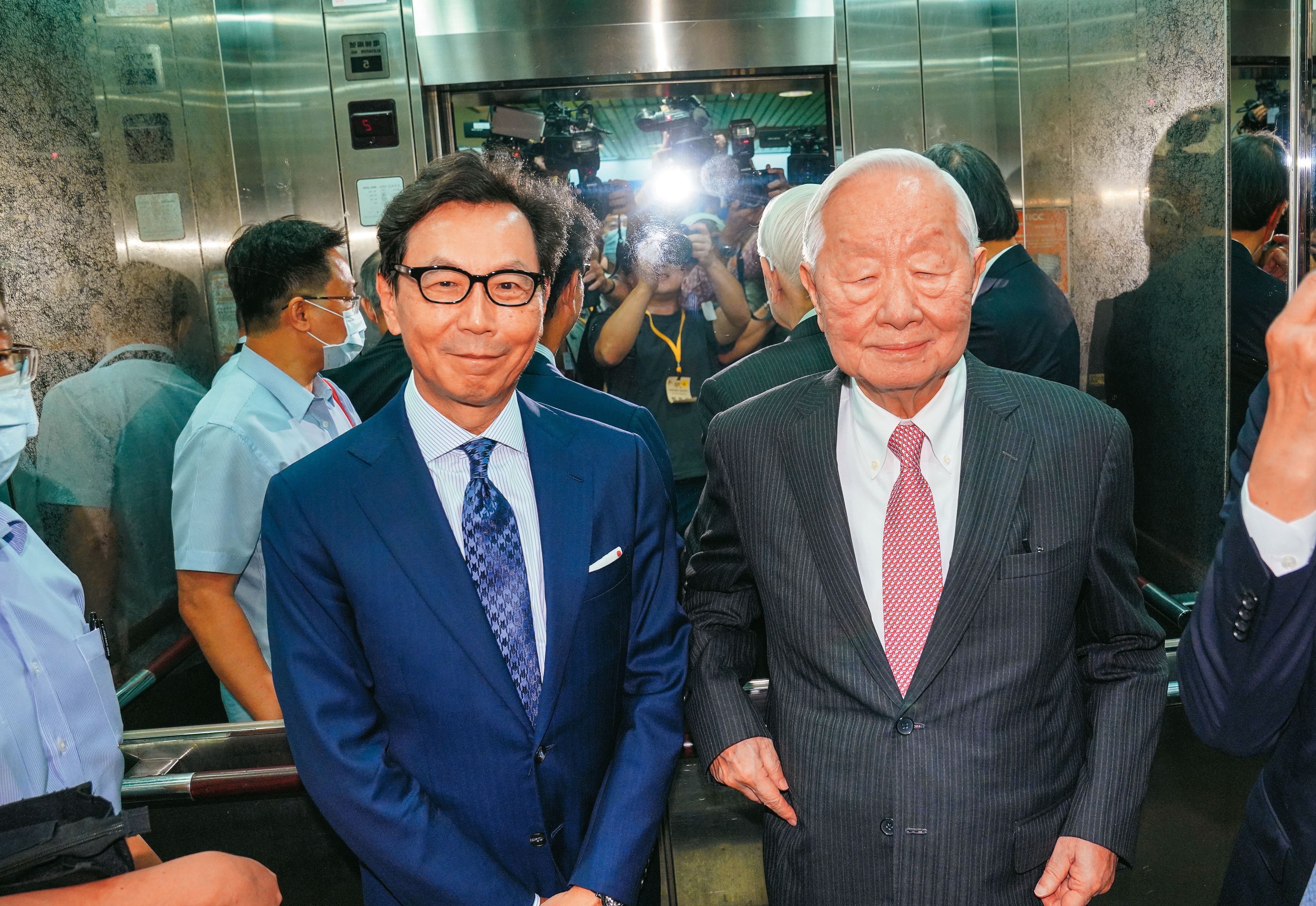 林夏如成立亞堅會，獲得台積電創辦人張忠謀（中）以及富邦集團董事長蔡明忠（左）等大咖支持。