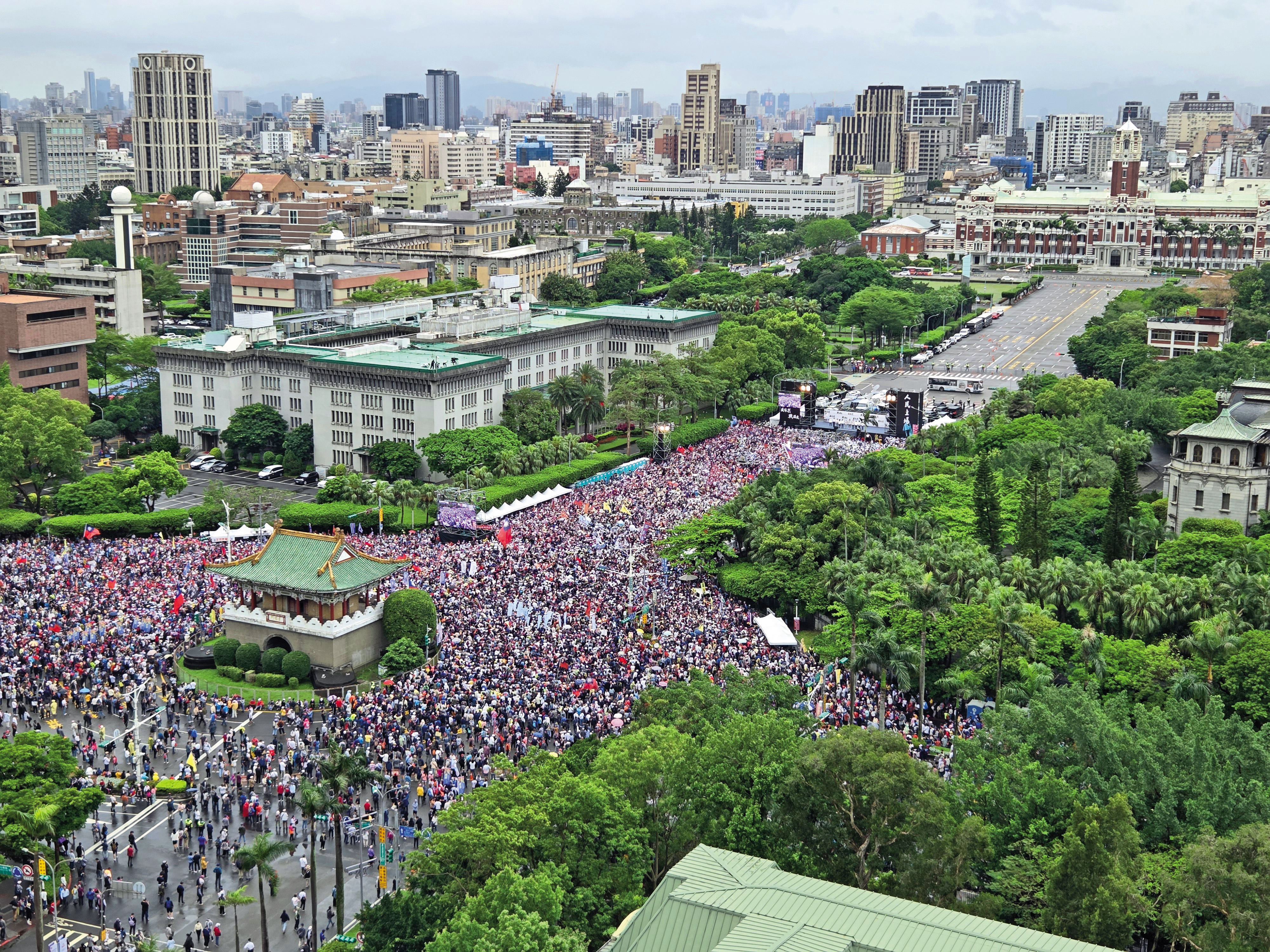 國民黨426在凱道舉辦「戰獨裁」示威抗議，反而催出另一波罷免連署。（鏡報新聞網）
