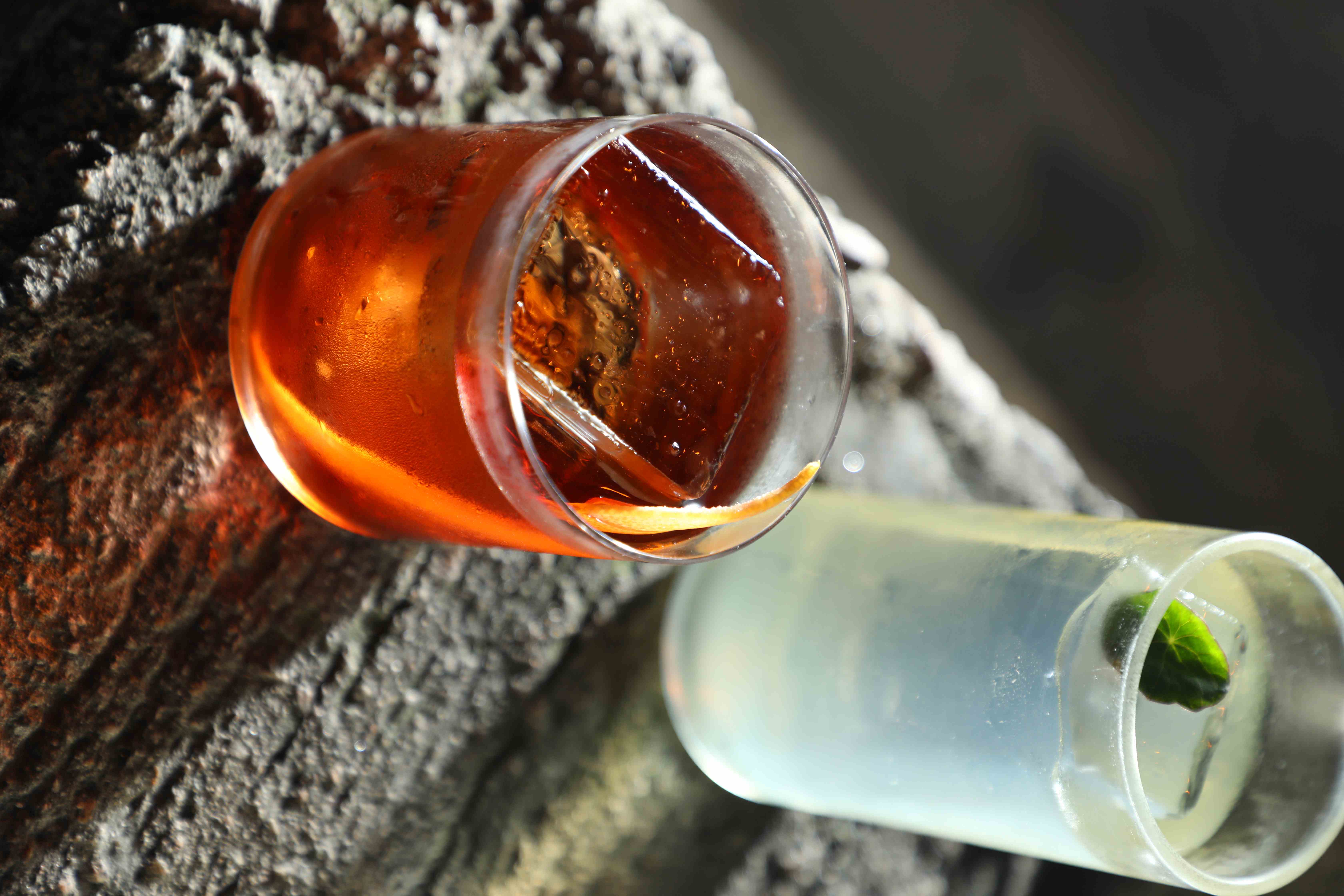 經典的「Mezcal Negroni」（前）帶著煙燻感；「Ancho Highball」（後）則略帶鹹澀感，味道很特別。