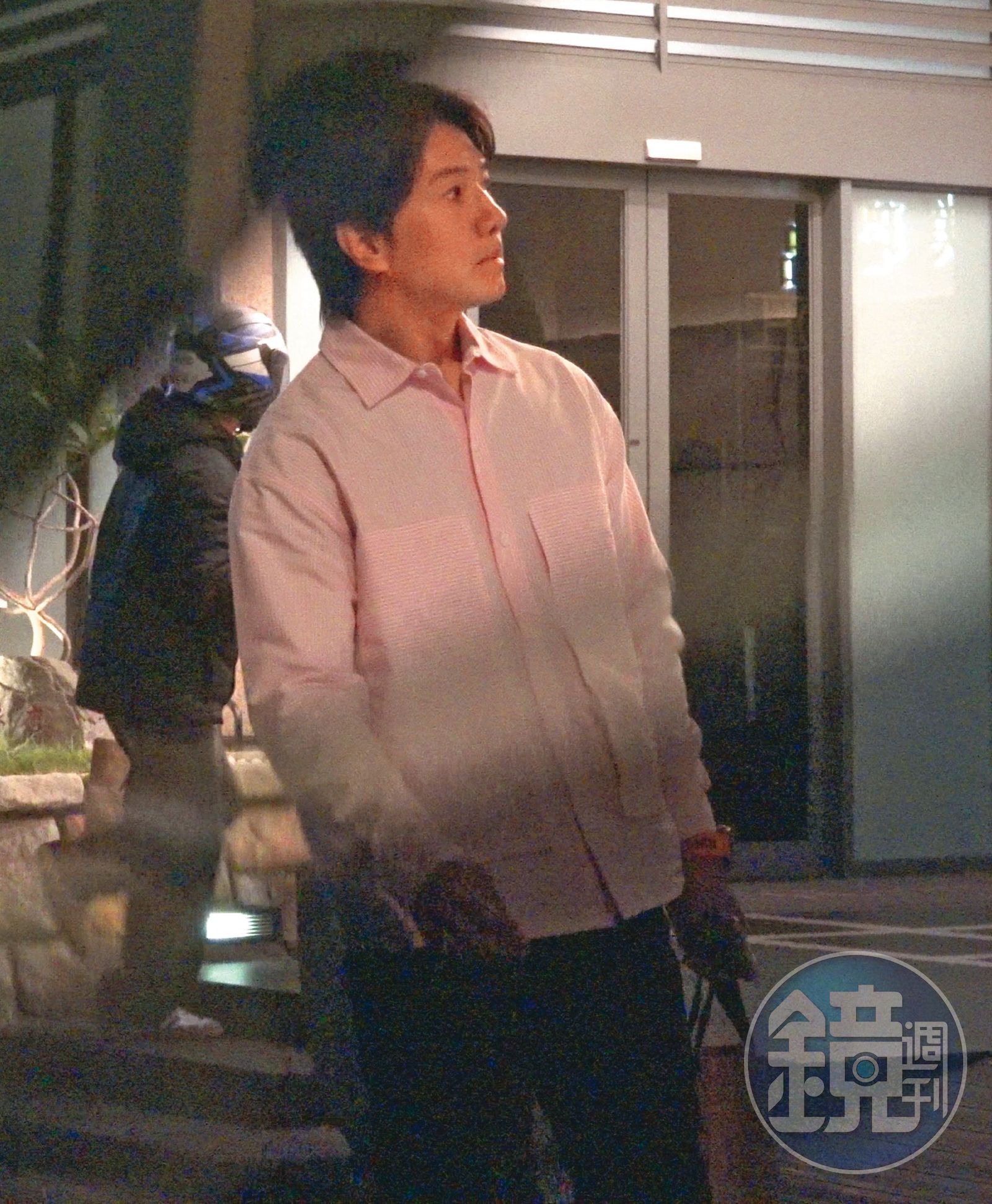 當晚楊千霈男友Jeremy穿上粉紅色襯衫，搭配dress code並拿著特製蛋糕入場
