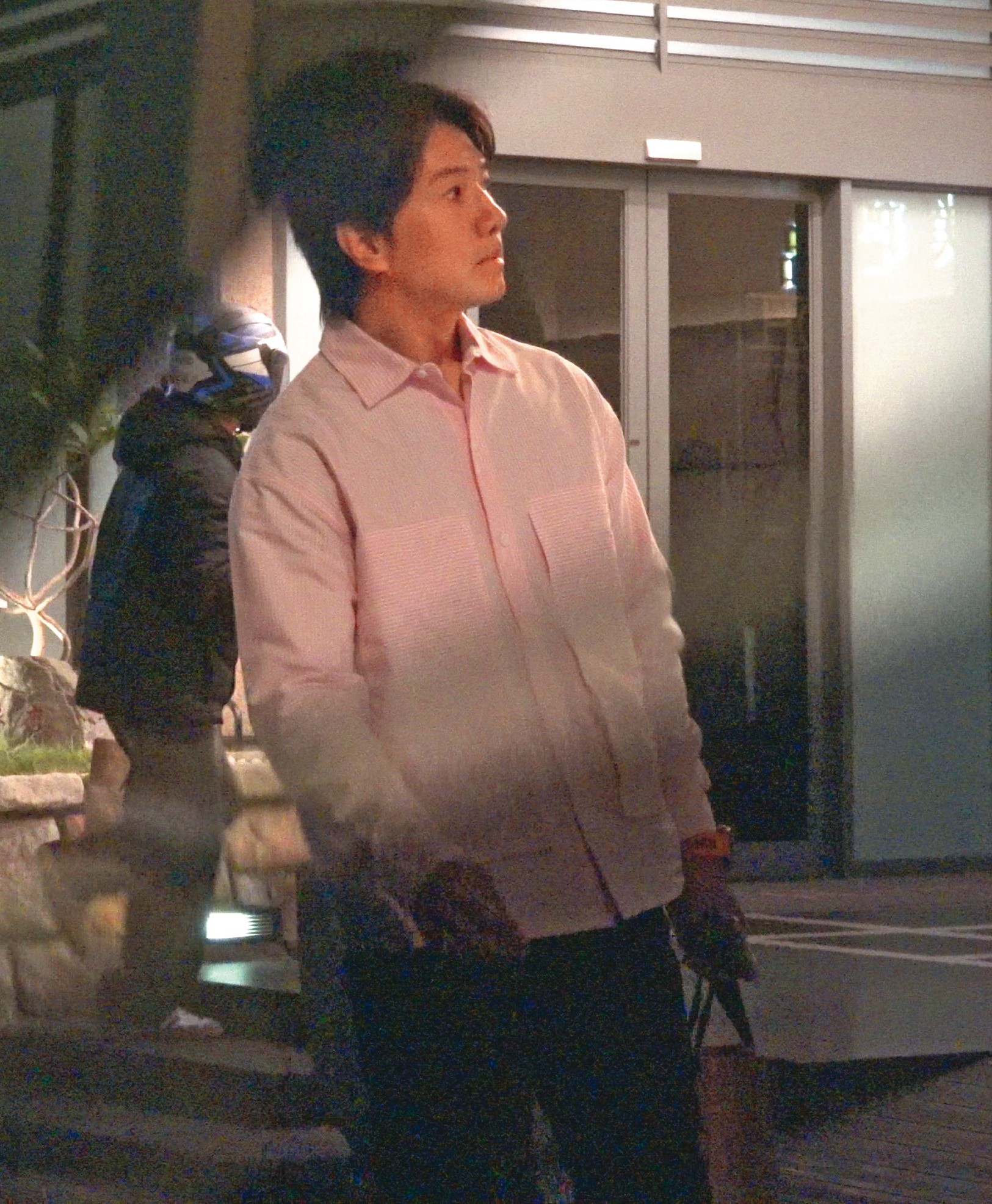 當晚楊千霈男友Jeremy穿上粉紅色襯衫,搭配dress code並拿著特製蛋糕入場。