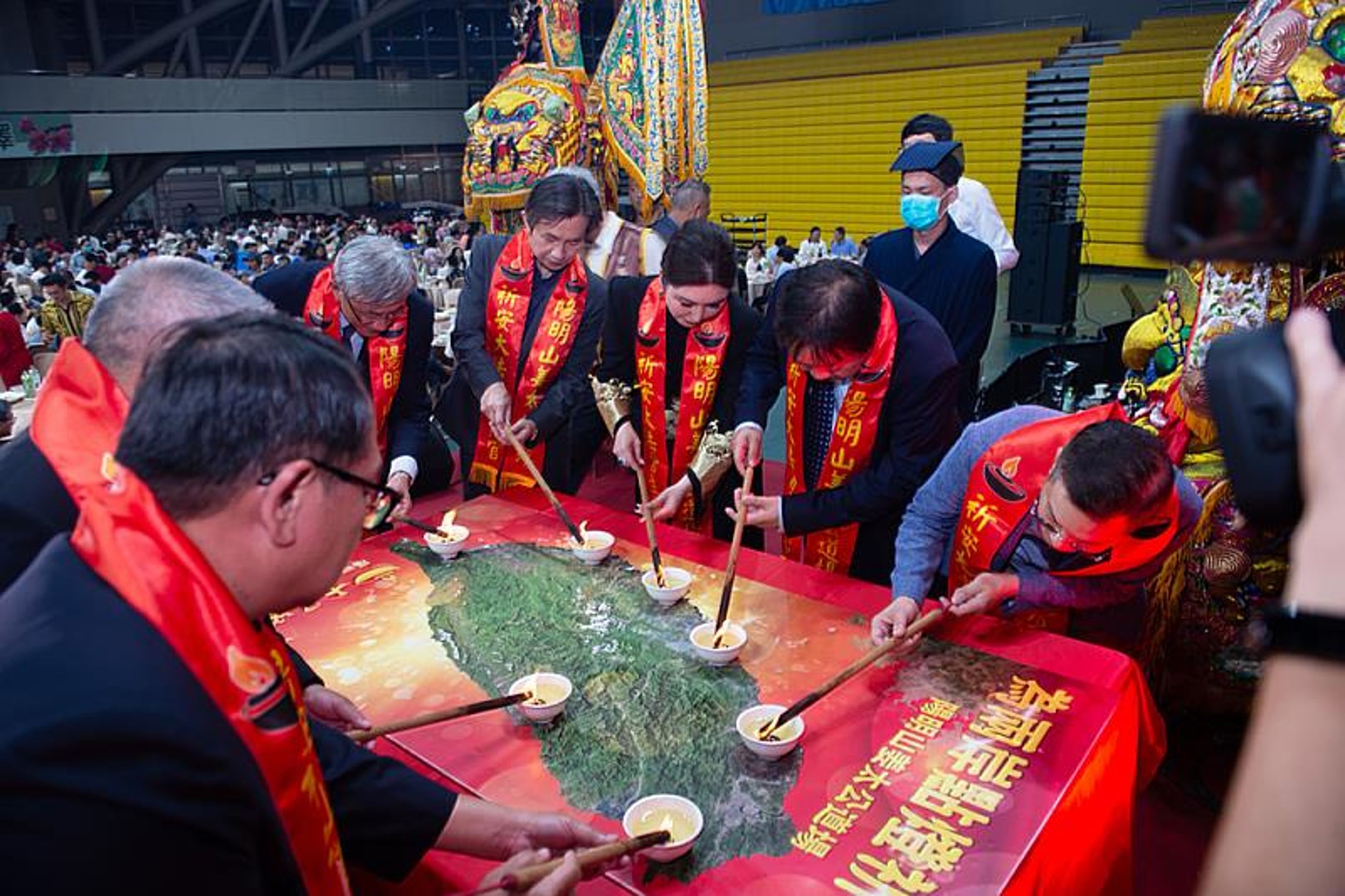 去年姜太公祝壽大典於文化大學舉辦，各界人士共同點亮七星燈為台灣祈福，盛況空前，意義非凡。（陽明山姜太公道場提供）