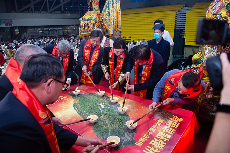 去年姜太公祝壽大典於文化大學舉辦,各界人士共同點亮七星燈為台灣祈福,盛況空前,意義非凡。(陽明山姜太公道場提供)