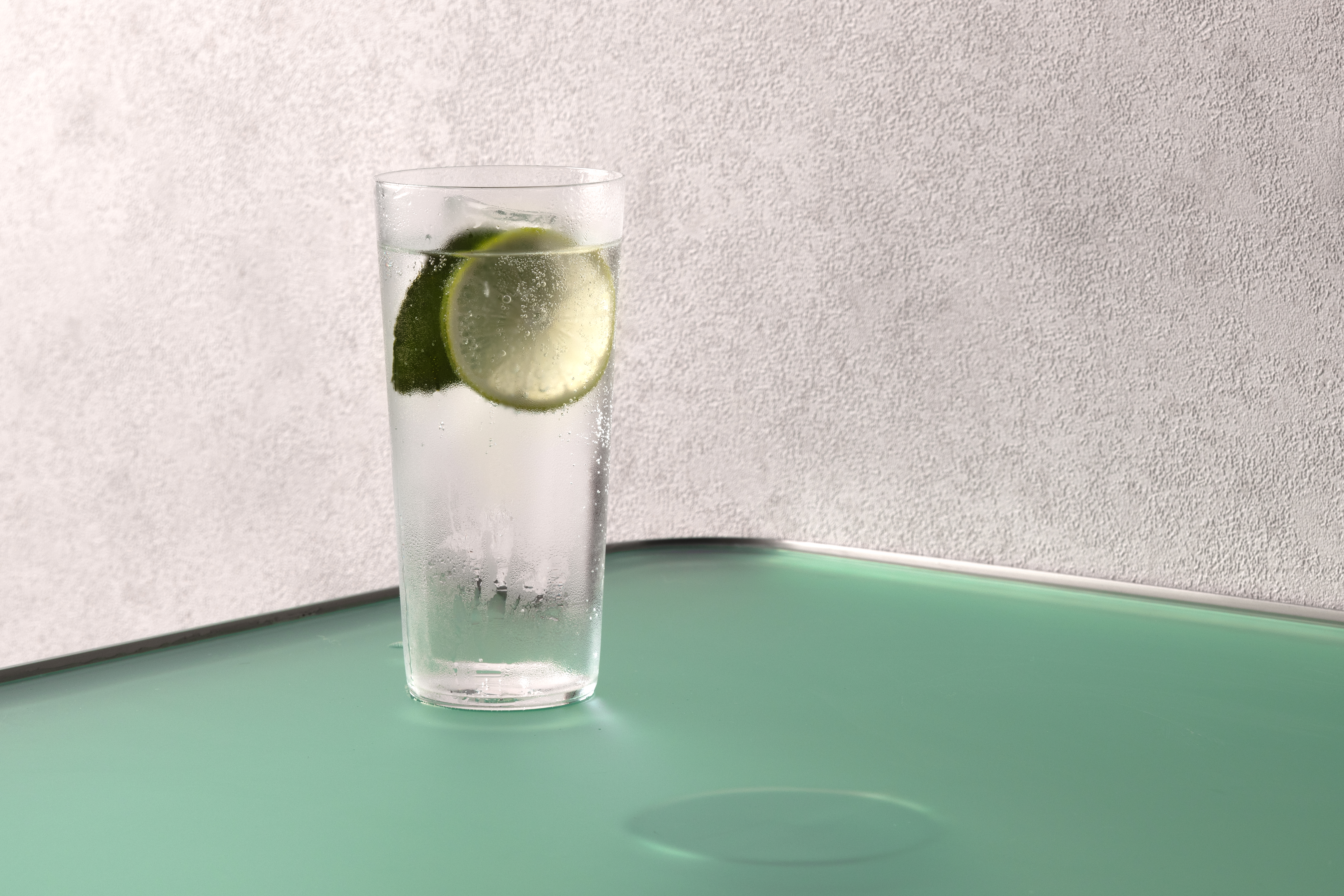喝一口「Gin & Apple」，就能感受氣泡帶出的輕盈爽洌和草本香氣。（港幣130元／杯，約NT$527）（MIUS提供）