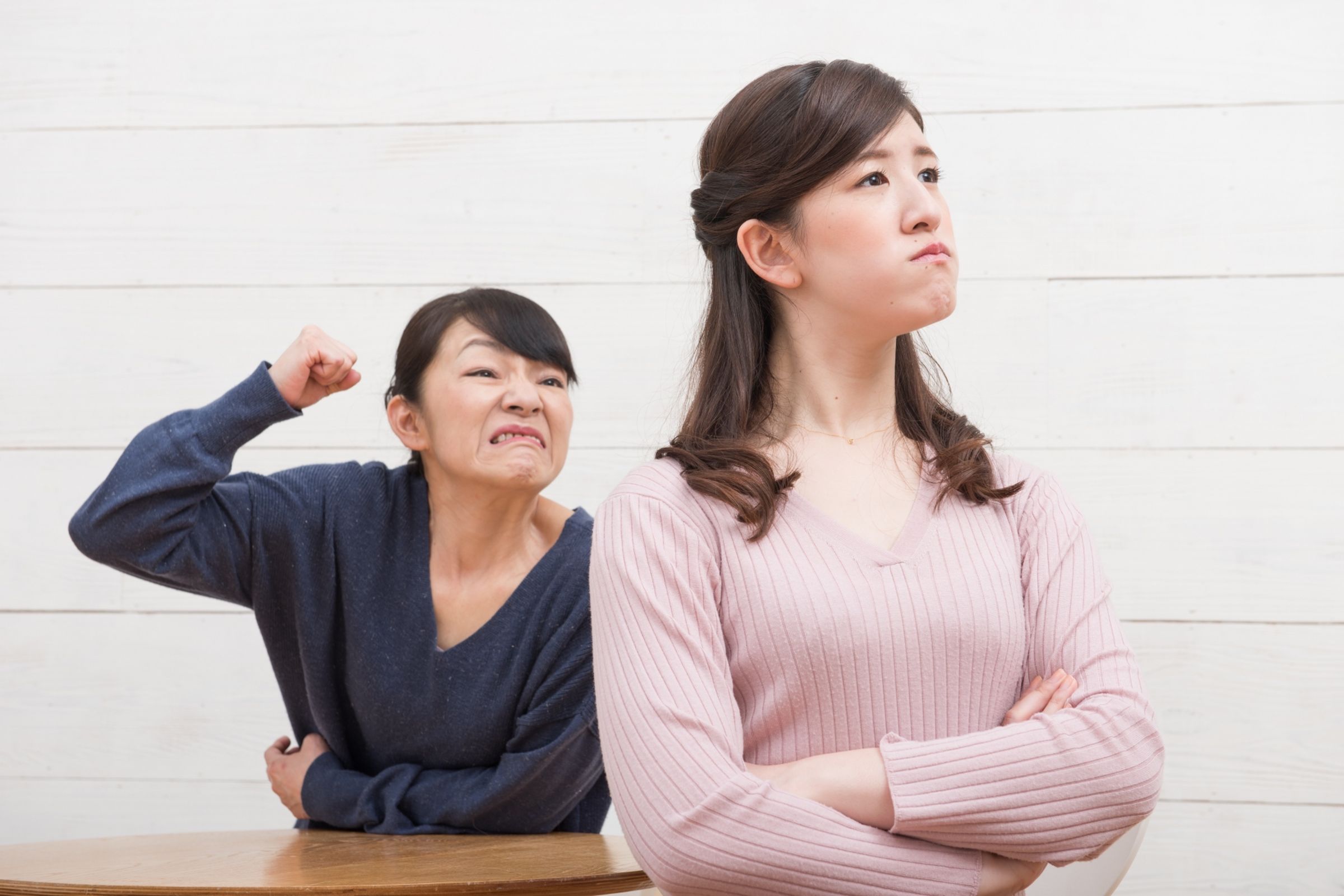 一名婆婆打電話給媳婦娘家,抱怨媳婦不孝順,反被媳婦媽媽嗆爆。(示意圖,photoAC)