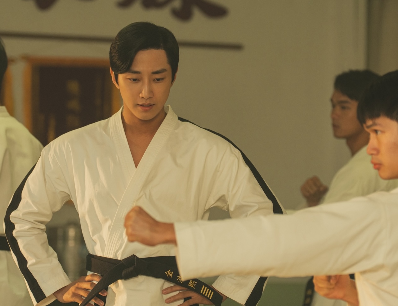 振永在《那張照片裡的我們》飾演來自韓國的跆拳道教練。（「瀚草文創GrX STUDIO提供」）