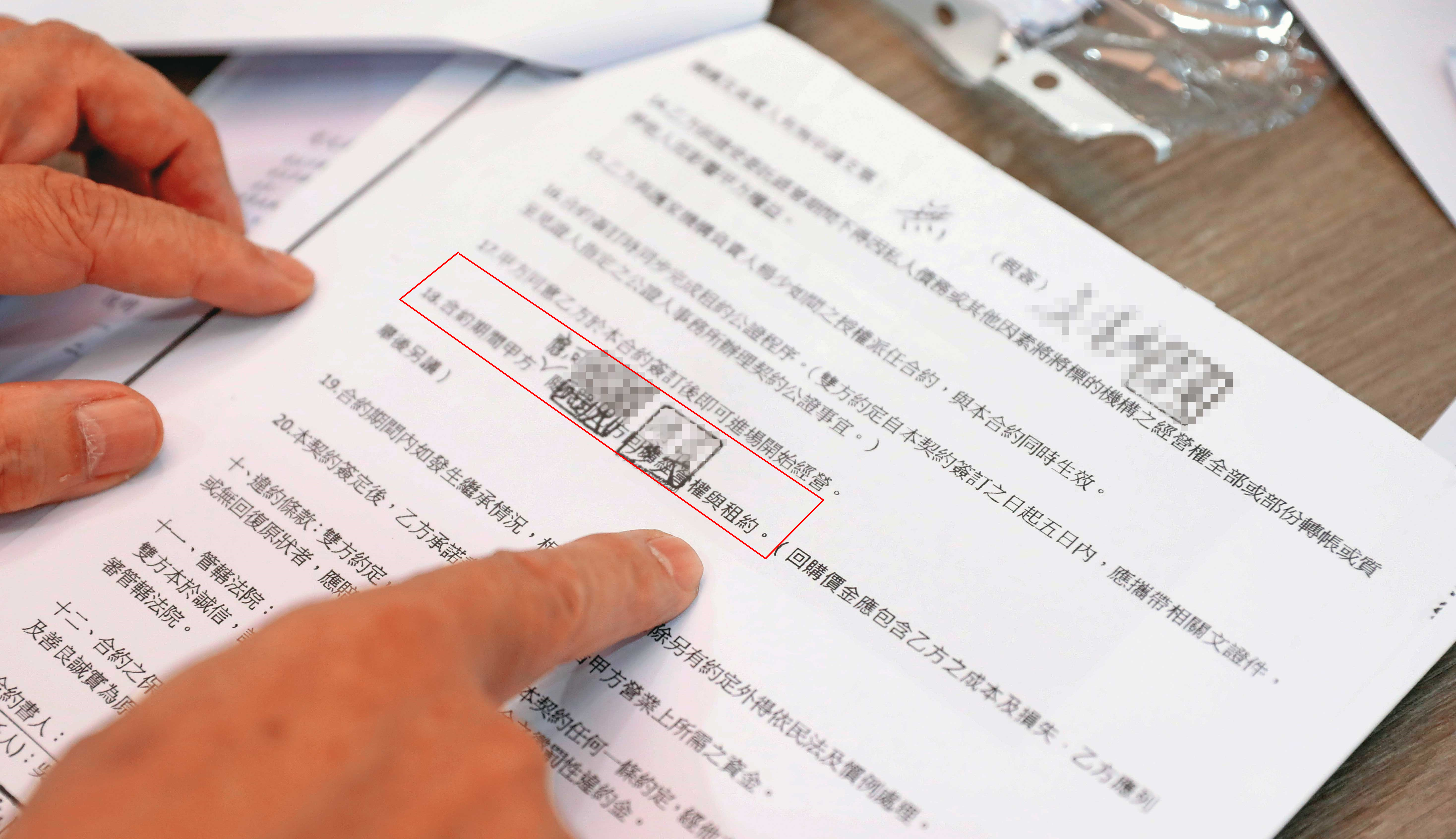 吳院長表示，黃成德未按合約給付權利金及租金，因此院方可收回經營權。