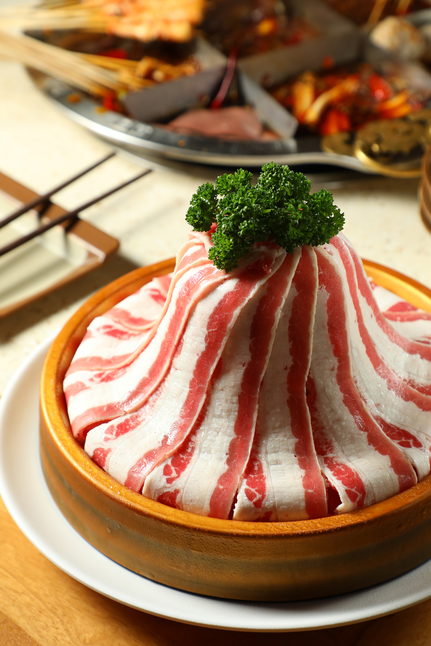 重慶麻辣鍋外帶組的肉品提供究好豬梅花肉或肥牛山二選一。(重慶火鍋組3,000元/小份,約4人份)