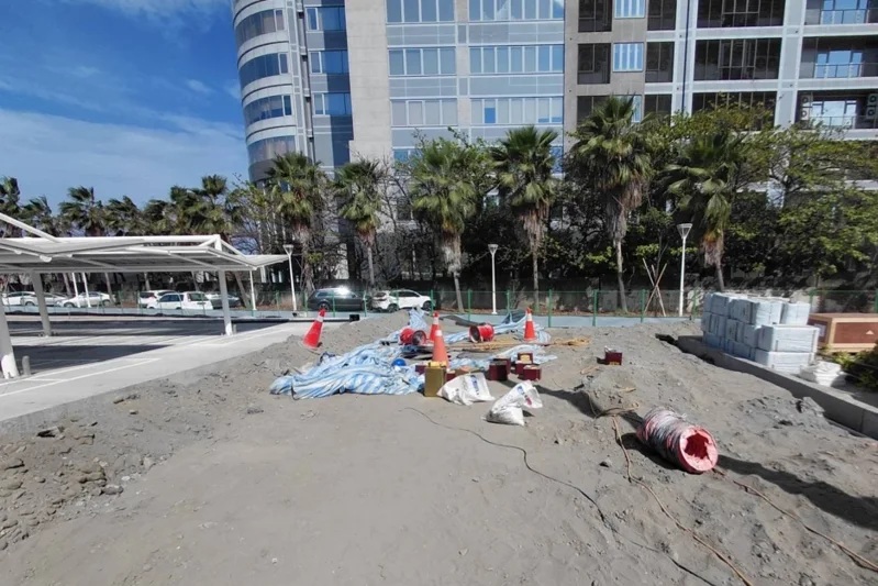 高雄興建中的好市多工地,今日上午傳出2名工人在地下室施作,疑吸入化學氣體突身體不適。(翻攝畫面)