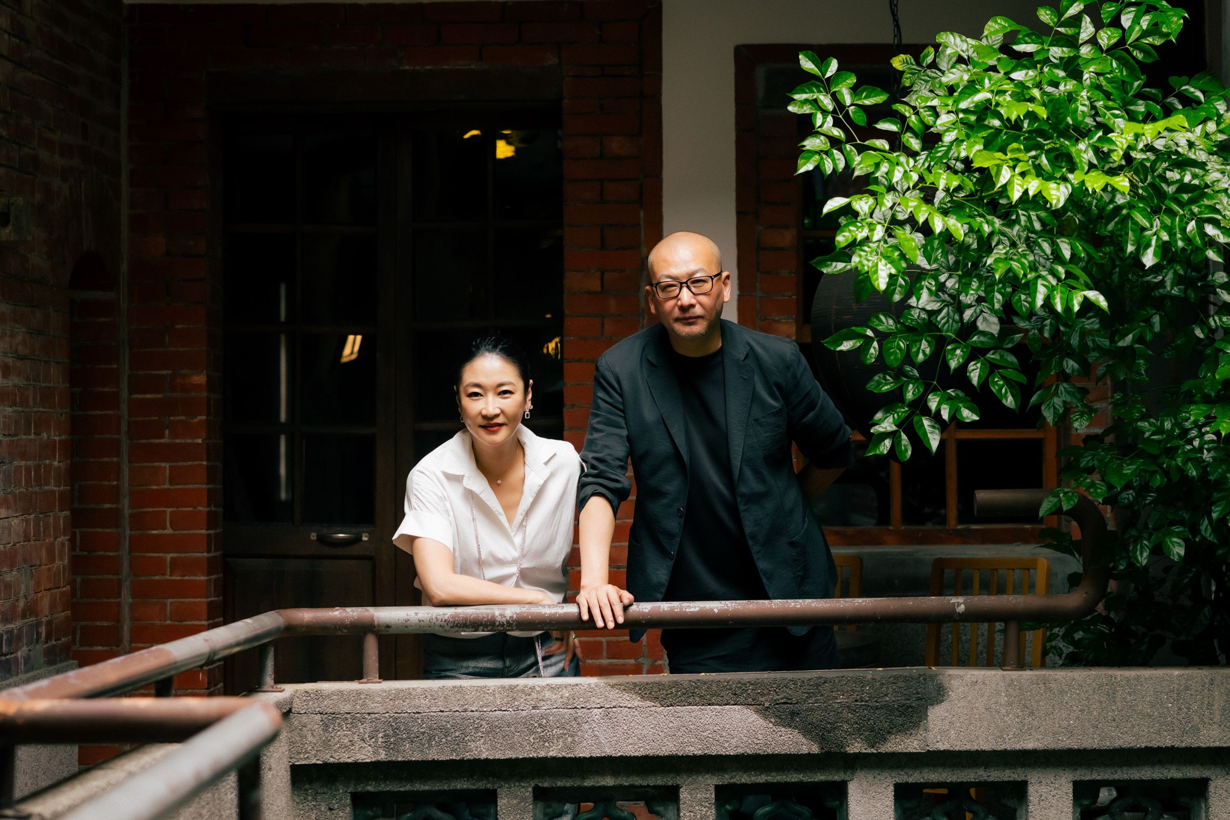管虎與製片人妻子梁靜一個管創作，一個管實務，兩人合作無間，若有意見相左，製片人老婆說：「80%聽導演的」。（兩岸電影展提供）