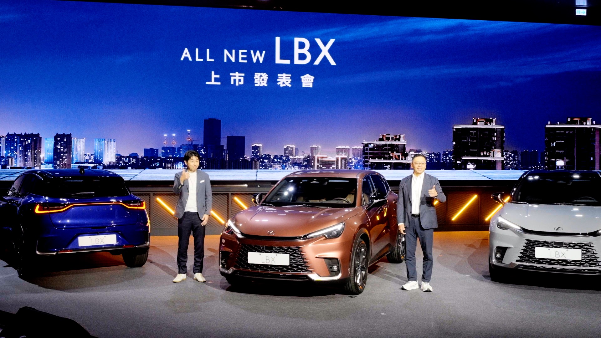 和泰汽車蘇純興總經理（右）與日本豐田集團Lexus International總工程師遠藤邦彥在全新LBX車款前合影。