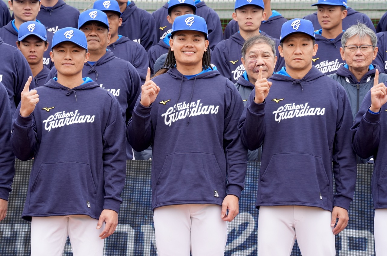 富邦悍將由張育成（中）擔任2025年新任隊長。（富邦悍將提供）