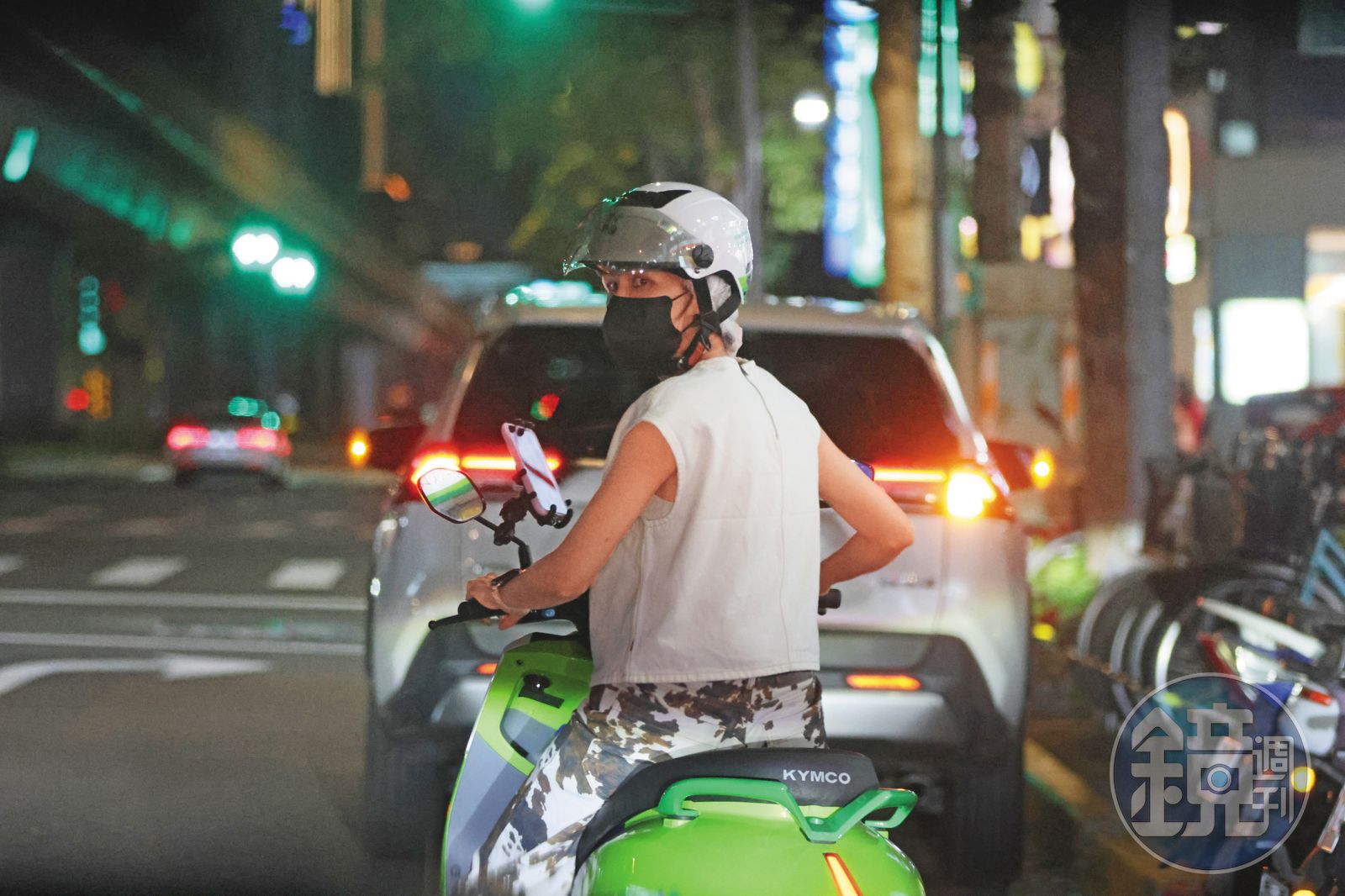 7/18，19：28，曾沛慈熟練的騎著共享機車，一下子就消失在下班車陣中