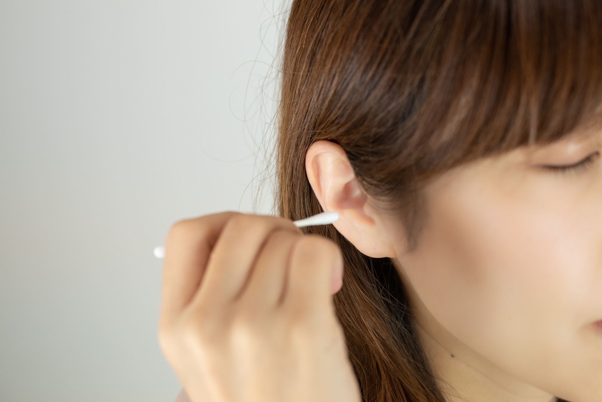 耳鼻喉科醫師張嘉峻提醒，耳朵進水拿棉花棒清理，其實是錯誤習慣，反而可能對耳朵造成傷害。（翻攝自photo-ac）