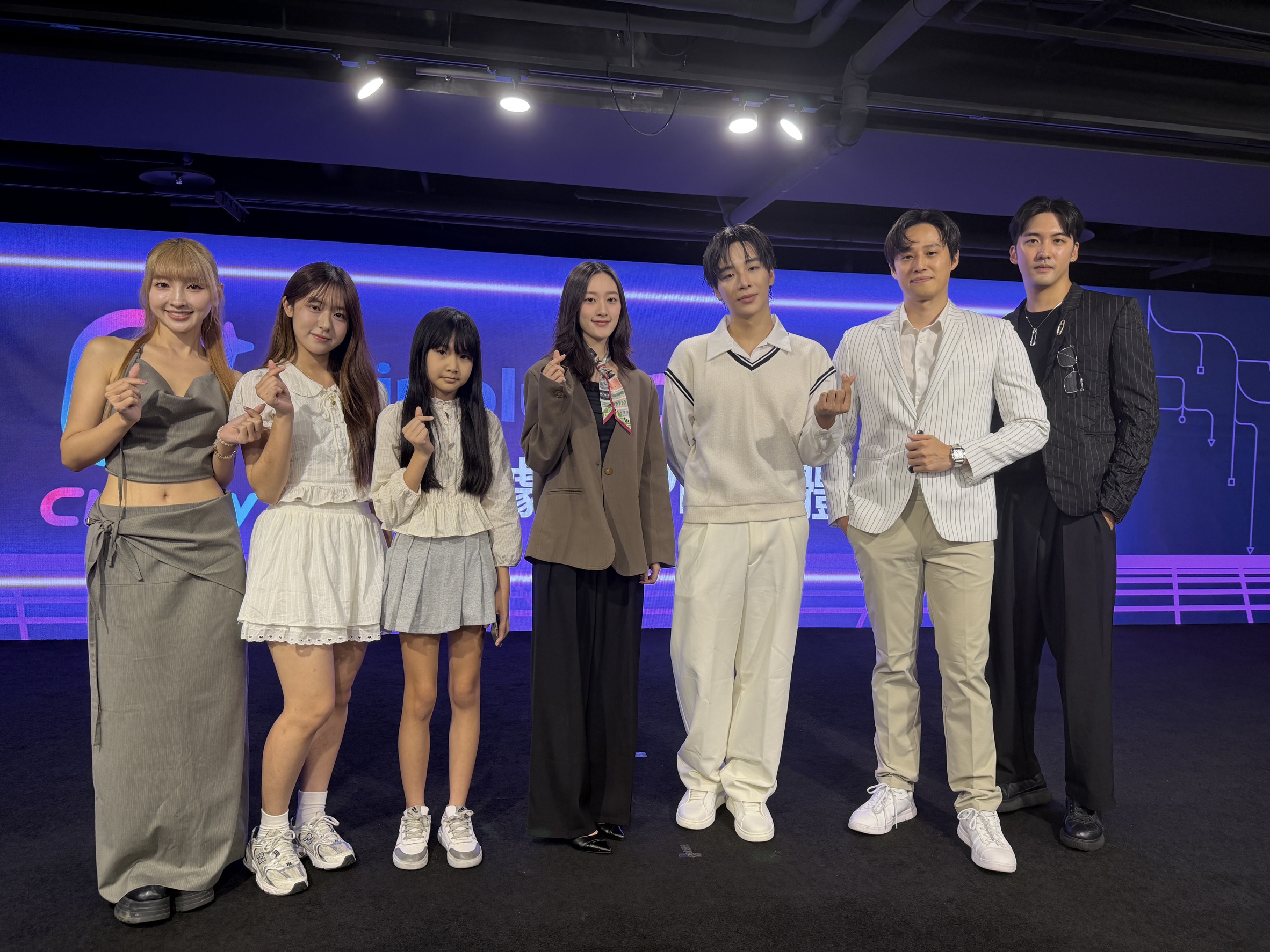 (由左至右)張愛、麥允唯、駱愷菲、顏瑀晴、儲旭(儲榢逸)、徐新洋、廖彥龍出席Clipply POP 平台「自製原創劇集」發布會。Clipply POP提供