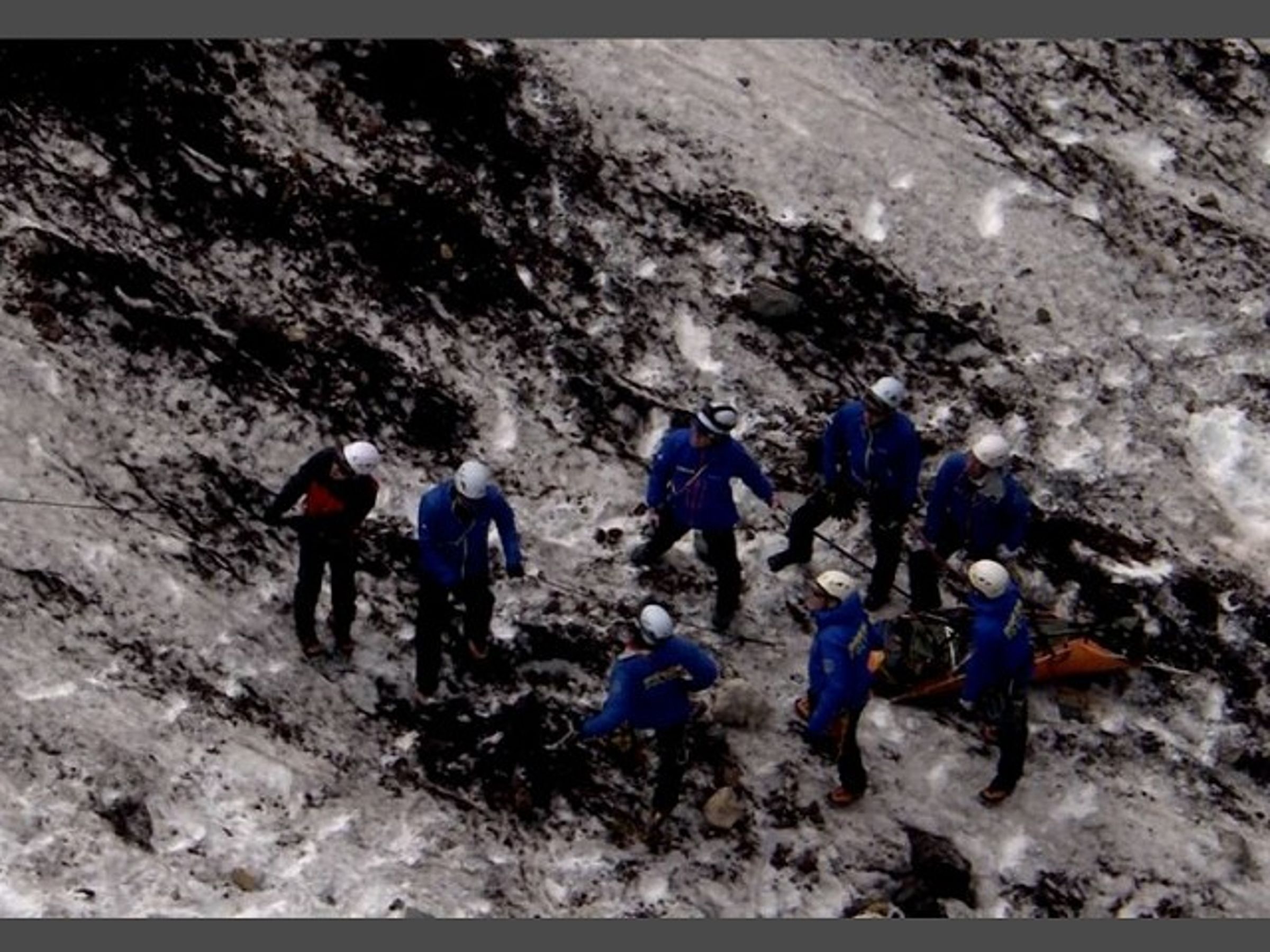 搜救隊在富士山火口發現失去意識的3人。（翻自靜岡放送）