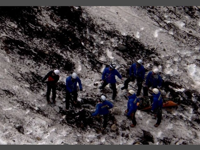 搜救隊在富士山火口發現失去意識的3人。（翻自靜岡放送）