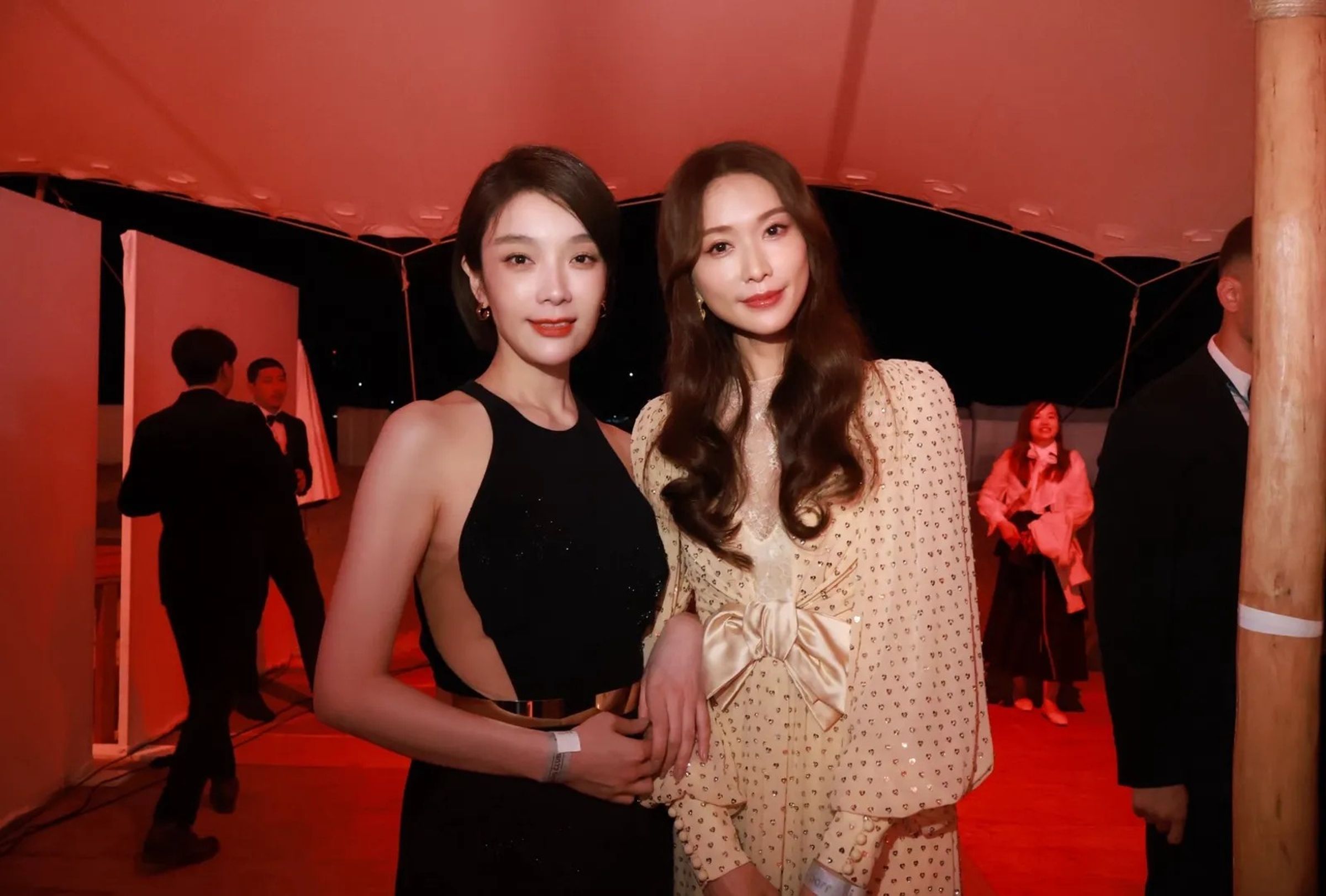 蔡淑臻主演的電影《左撇子女孩》出戰坎城,她與林志玲在當地遇見格外開心。(左撇子女孩電影提供)