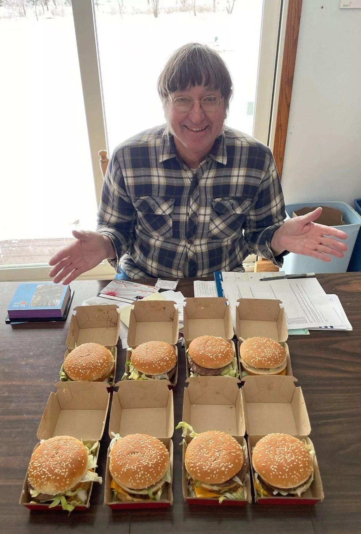 高斯克每次購買大麥克,都會留下收據跟漢堡盒。(翻自《每日星報》)