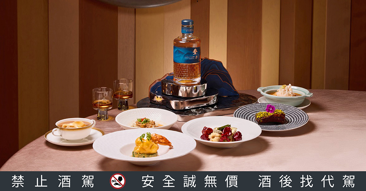 誕生自峨嵋山水之間，疊川純麥威士忌以美國波本、歐洲雪莉與珍罕中國單嶺橡木桶共構風味語彙，凝鍊出東方獨有的文化底蘊。