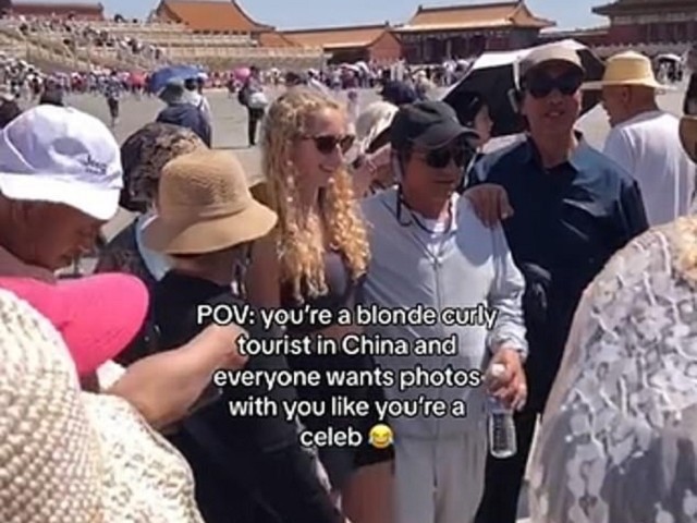 中國人崇洋媚外？英國金髮妹子遊北京好吃驚，被當「名人」包圍拍照。（翻自TikTok）