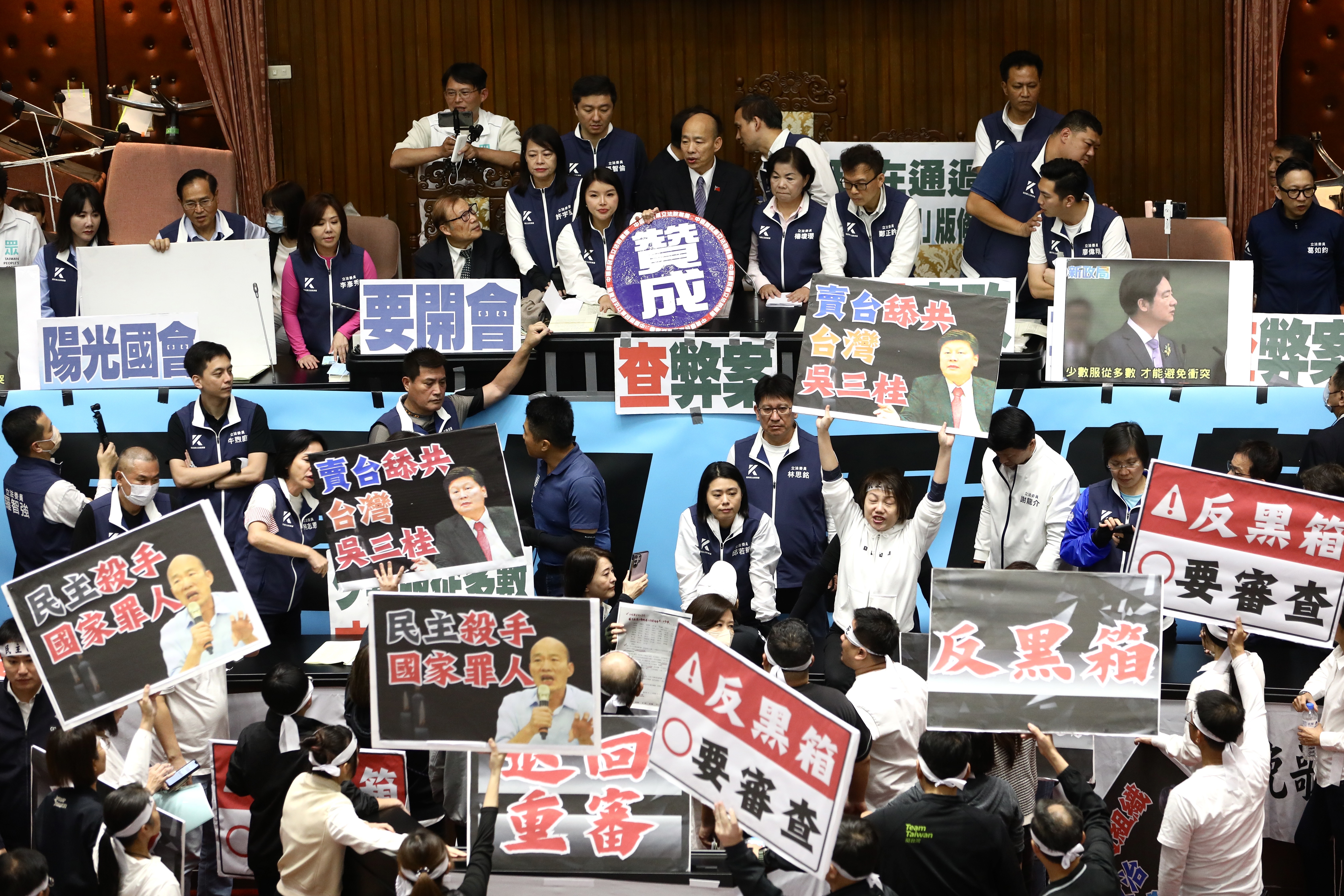 藍綠白21日為了國會改革法案在立法院針鋒相對,雙方人馬招數盡出。