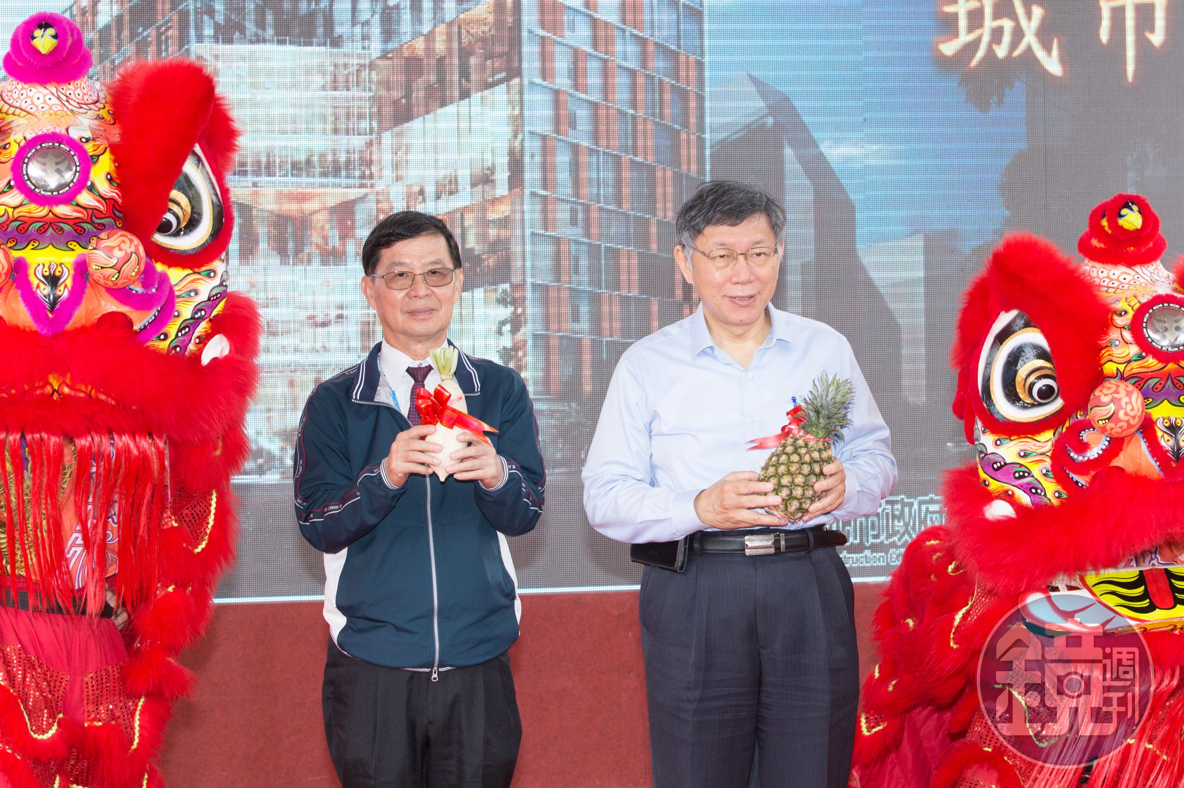 前台北市副市長彭振聲（左）今（12日）現身北檢，據了解是遭檢廉以京華城圖利案被告身分約詢。圖為本刊資料照。