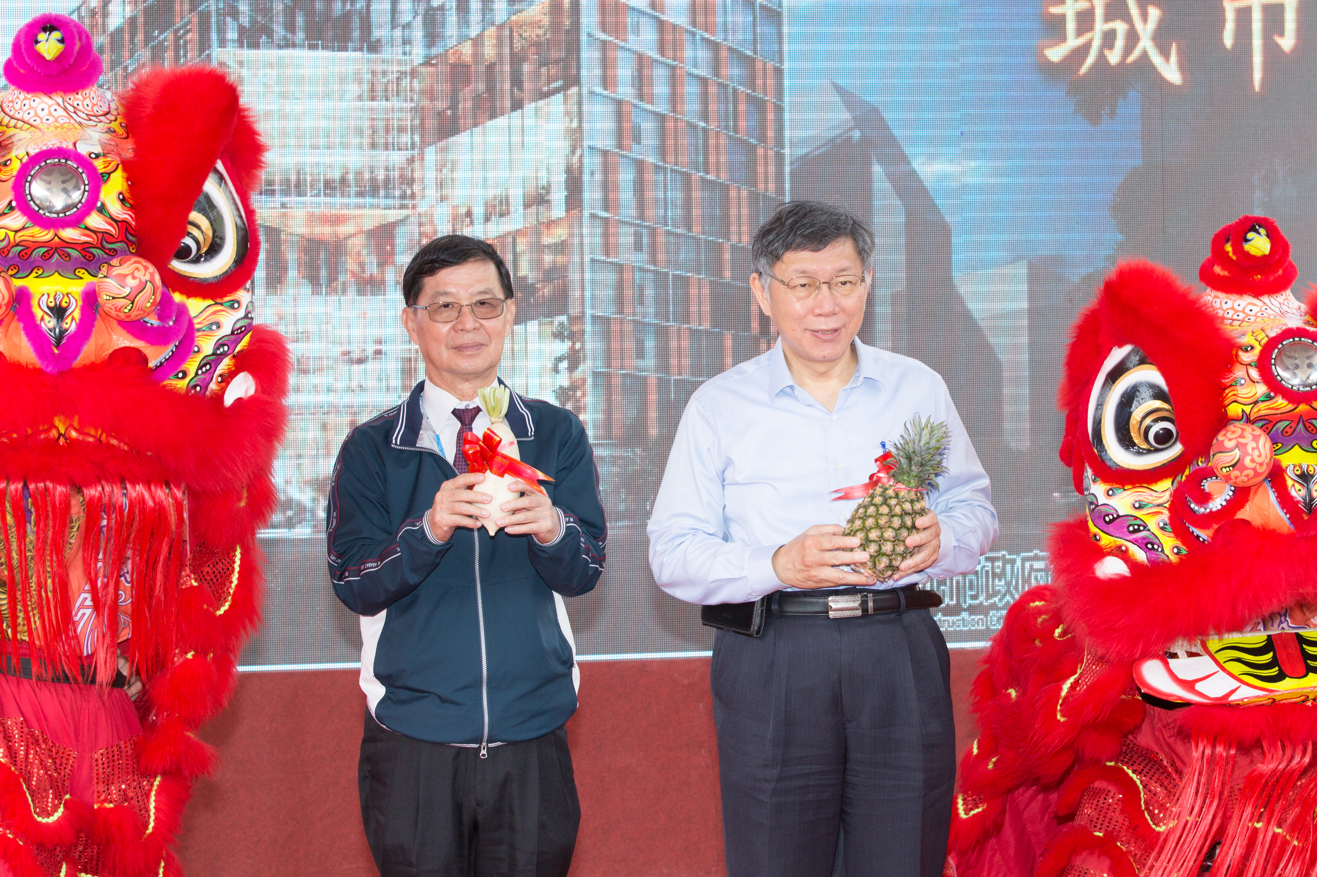 前台北市副市長彭振聲（左）今（12日）現身北檢，據了解是遭檢廉以京華城圖利案被告身分約詢。圖為本刊資料照。