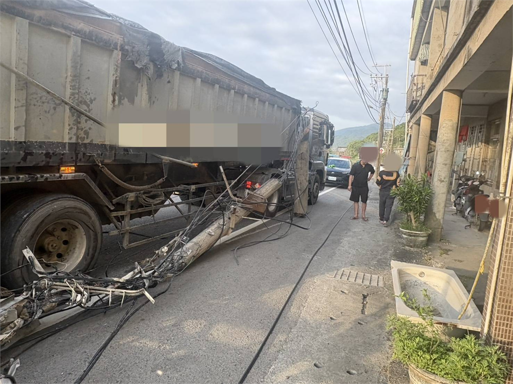 今（2日）上午6時許，宜蘭縣頭城鎮台二線南下車道發生一起曳引車自撞事故。（翻攝畫面）