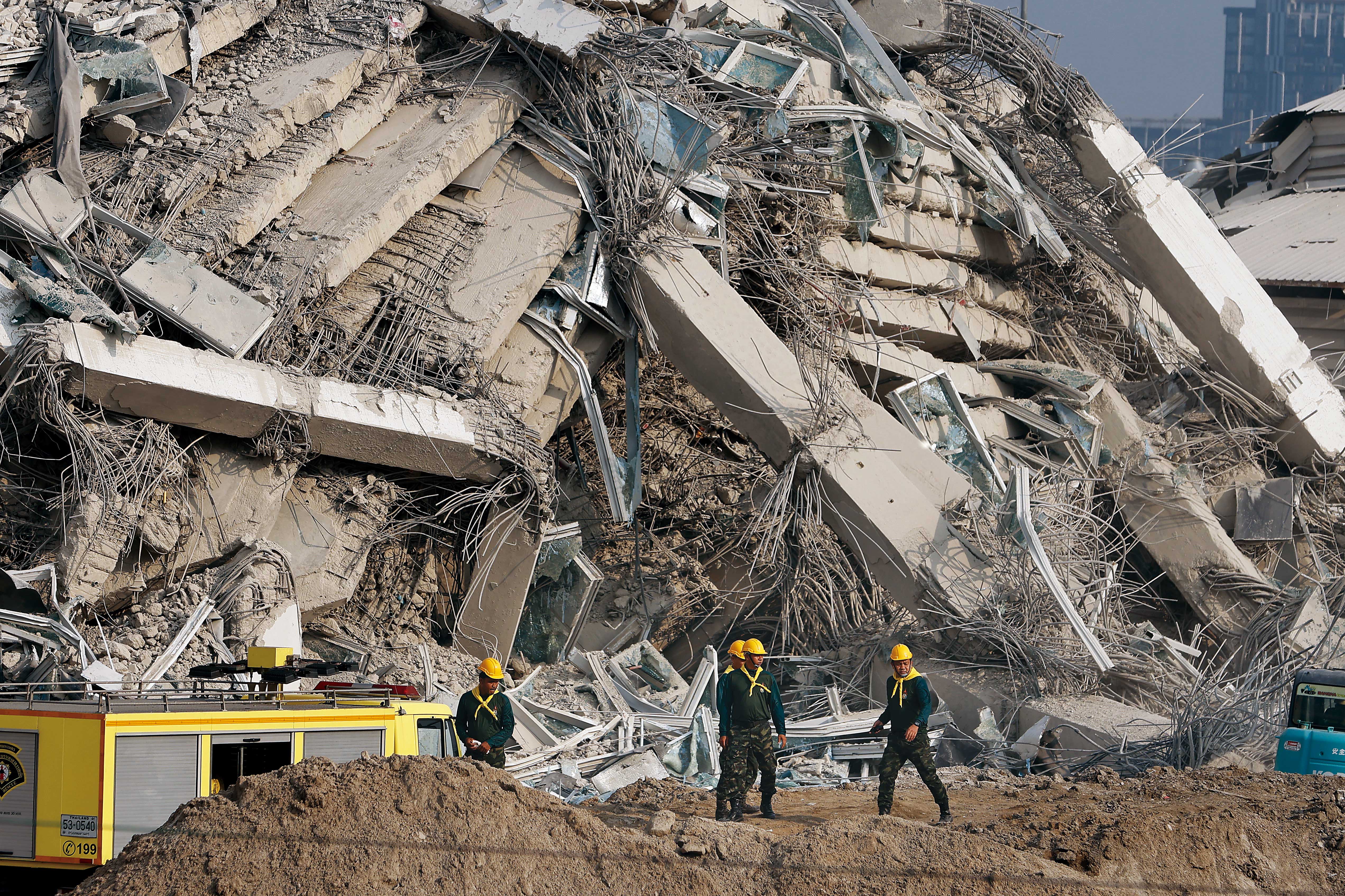 興建中的泰國審計署大樓在強震中瞬間倒塌，搜救人員在現場尋找生還者。