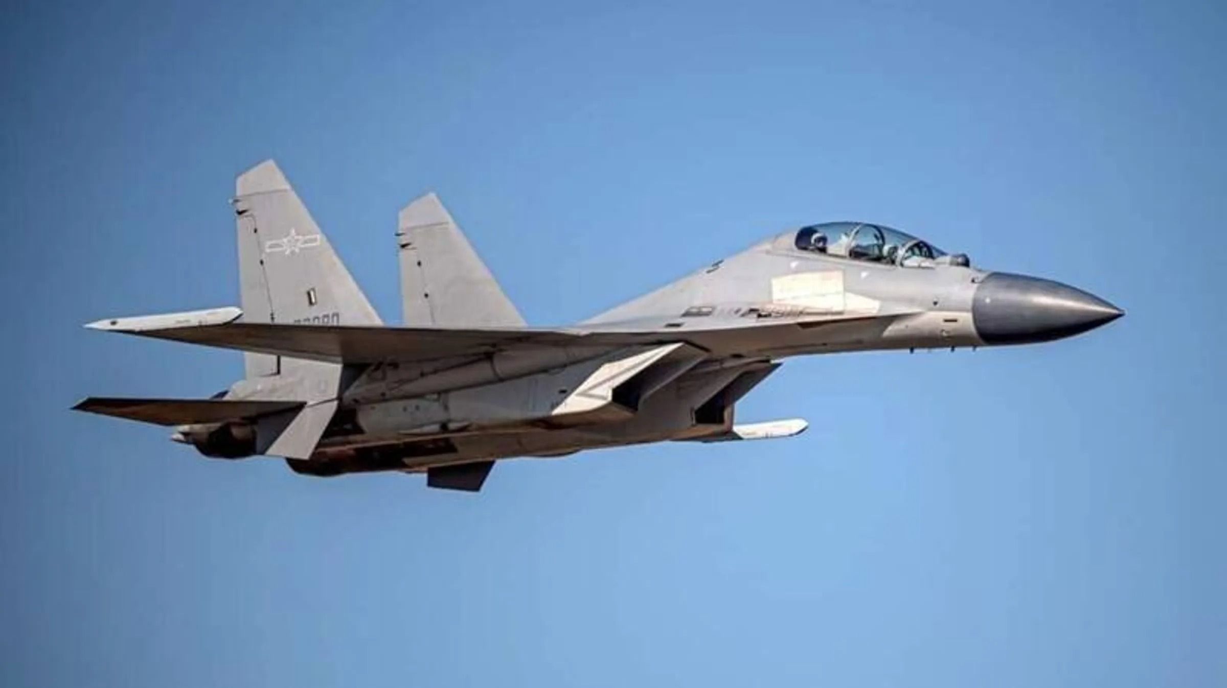 國軍共偵獲中共各型主、輔戰機及無人機計30架次出海。圖為中共殲-16戰機(國防部提供)