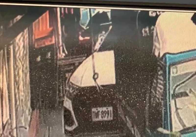 穆姓主嫌與共犯將張姓男子遺體塞入後車廂前往台東後,再返回楠梓分局投案,全案依殺人等罪移送橋頭地檢署偵辦。(翻攝畫面)