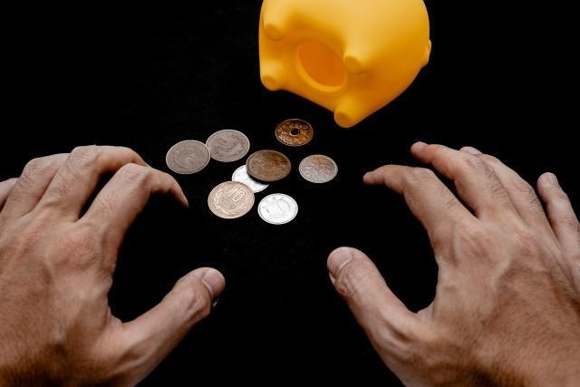 馬來西亞一名人夫偷藏私房錢，沒想到意外被妻子發現。（示意圖，photoAC）