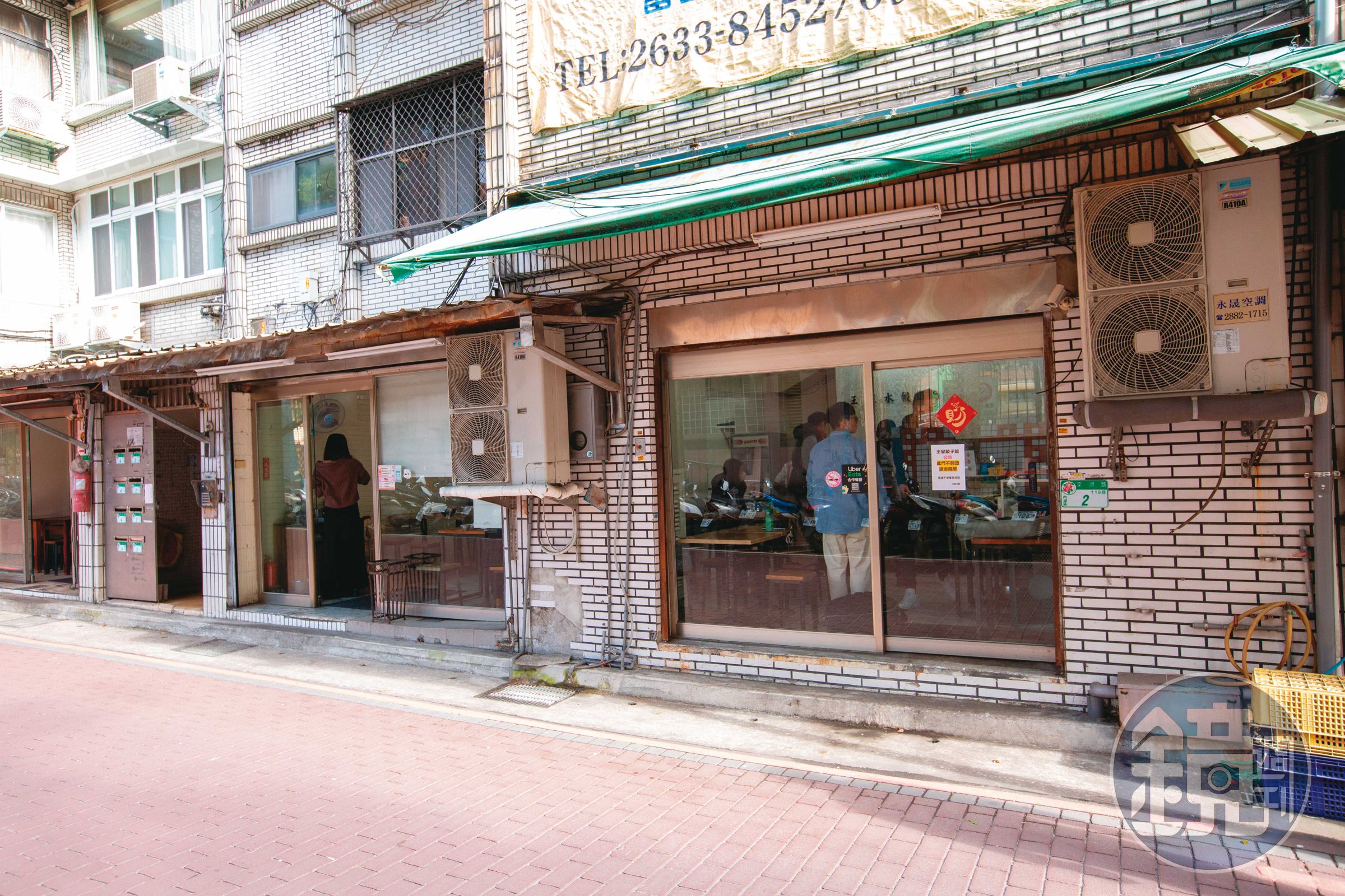 店外連招牌都沒有，但每到用餐時間裡面總是坐滿。
