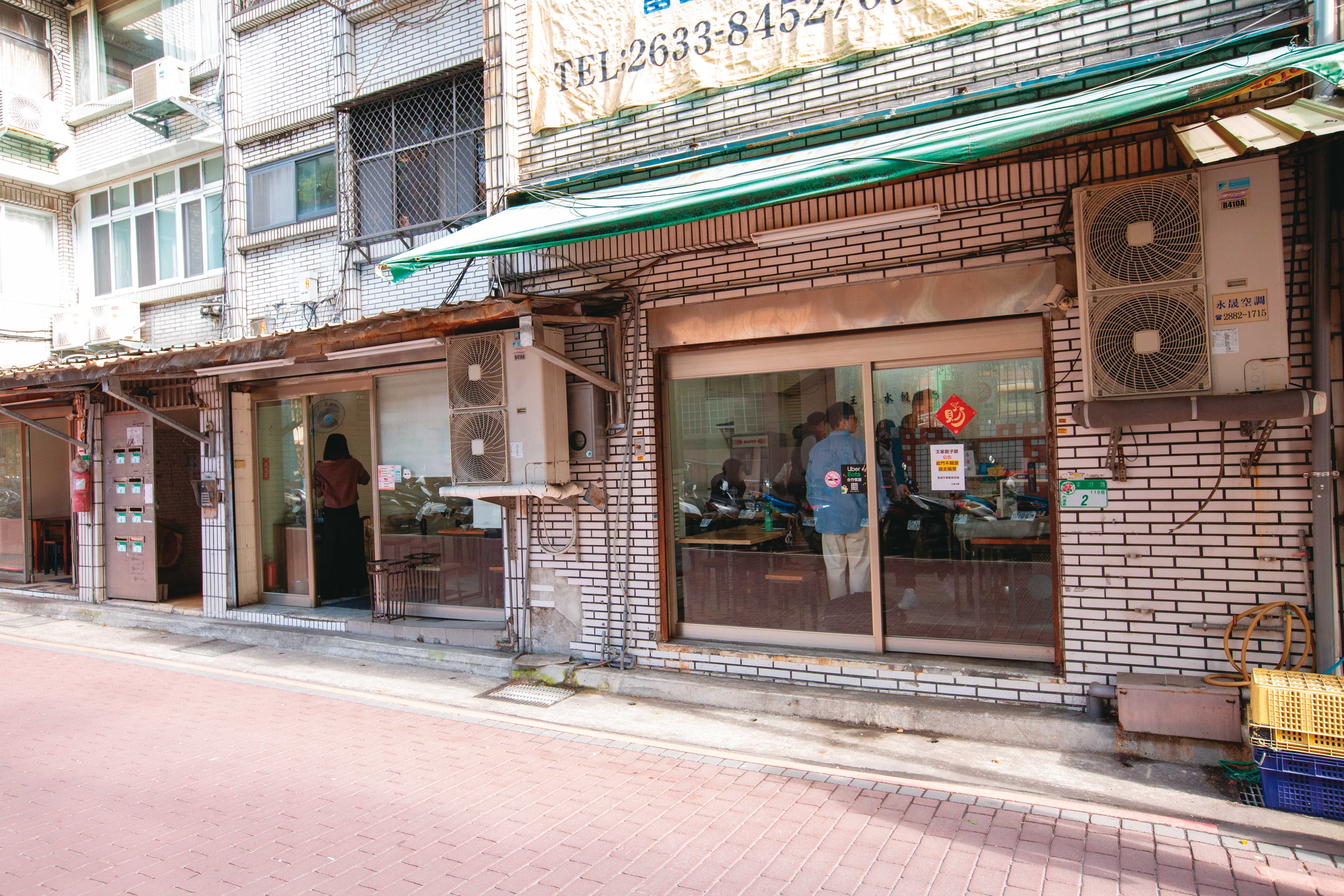 店外連招牌都沒有，但每到用餐時間裡面總是坐滿。