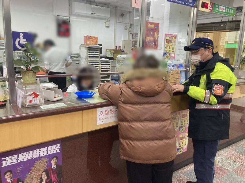 田婦前天臨櫃欲提領3萬元投資外匯,被機警行員通報警方,及時阻詐。(警方提供)