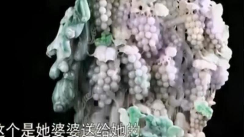 專家鑑定這串葡萄玉雕出自乾隆年間，市值超過百萬人民幣。（翻攝微博）