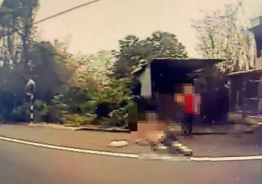 林姓婦人在台南市南化區住家附近遭輾斃，警逮捕黃姓丈夫，並依殺人罪嫌送辦。（翻攝畫面）