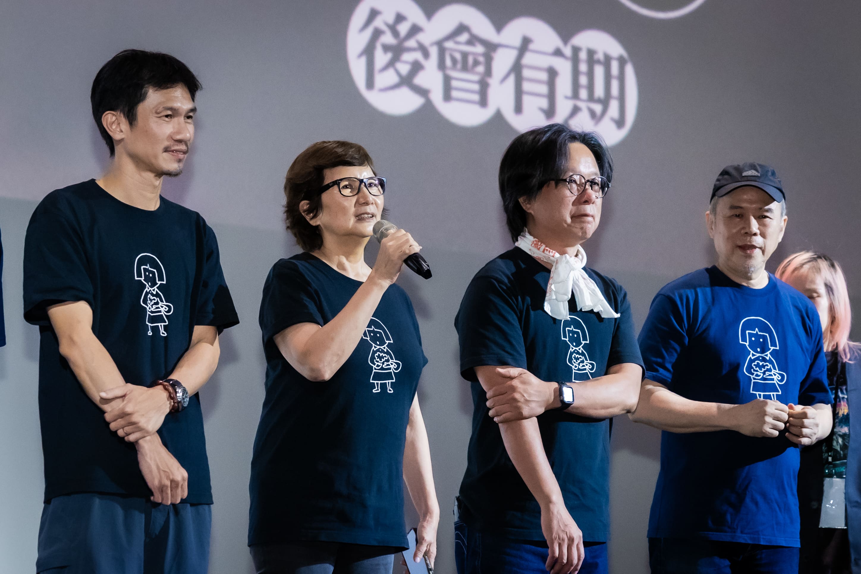 監製李烈（左二）攜手導演陳玉勳（右二）、美術指導王誌成（右一）與攝影指導陳麒文出席《大濛》最終場映後。（華文創提供）
