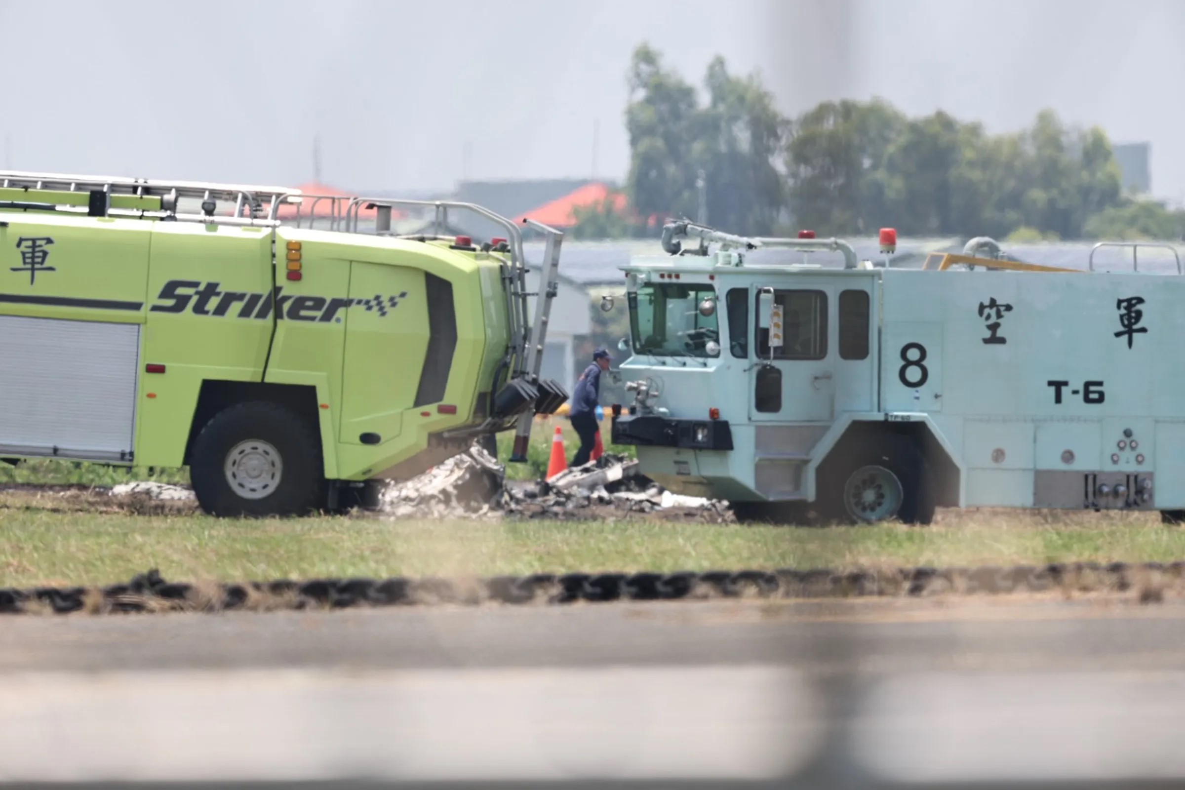 岡山空軍基地一架T-34C教練機2日訓練時墜毀，造成2名中校殉職。（鏡報提供）
