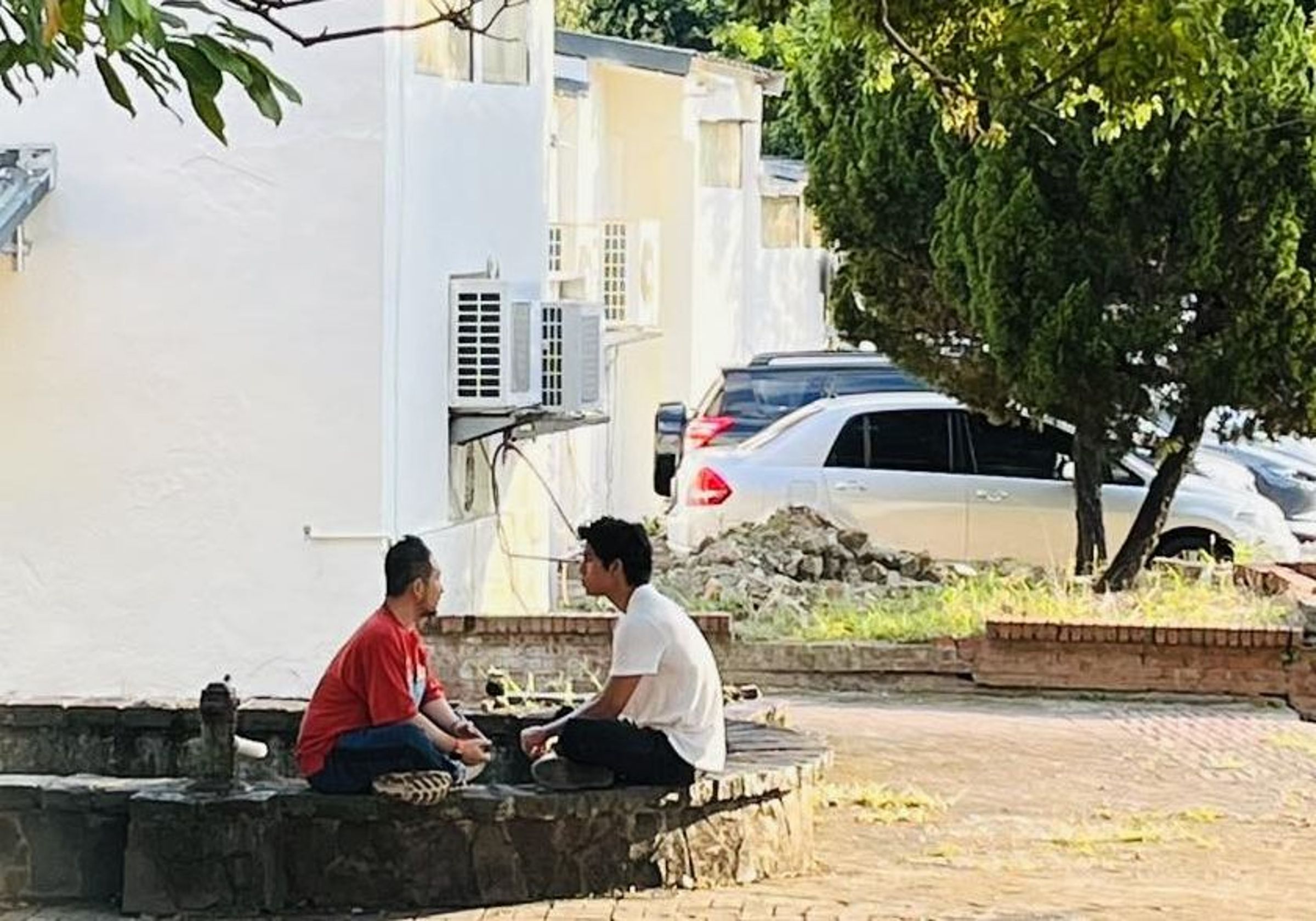 九把刀分享同事側拍他開導朱軒洋的當下無奈的模樣。（翻攝自臉書）